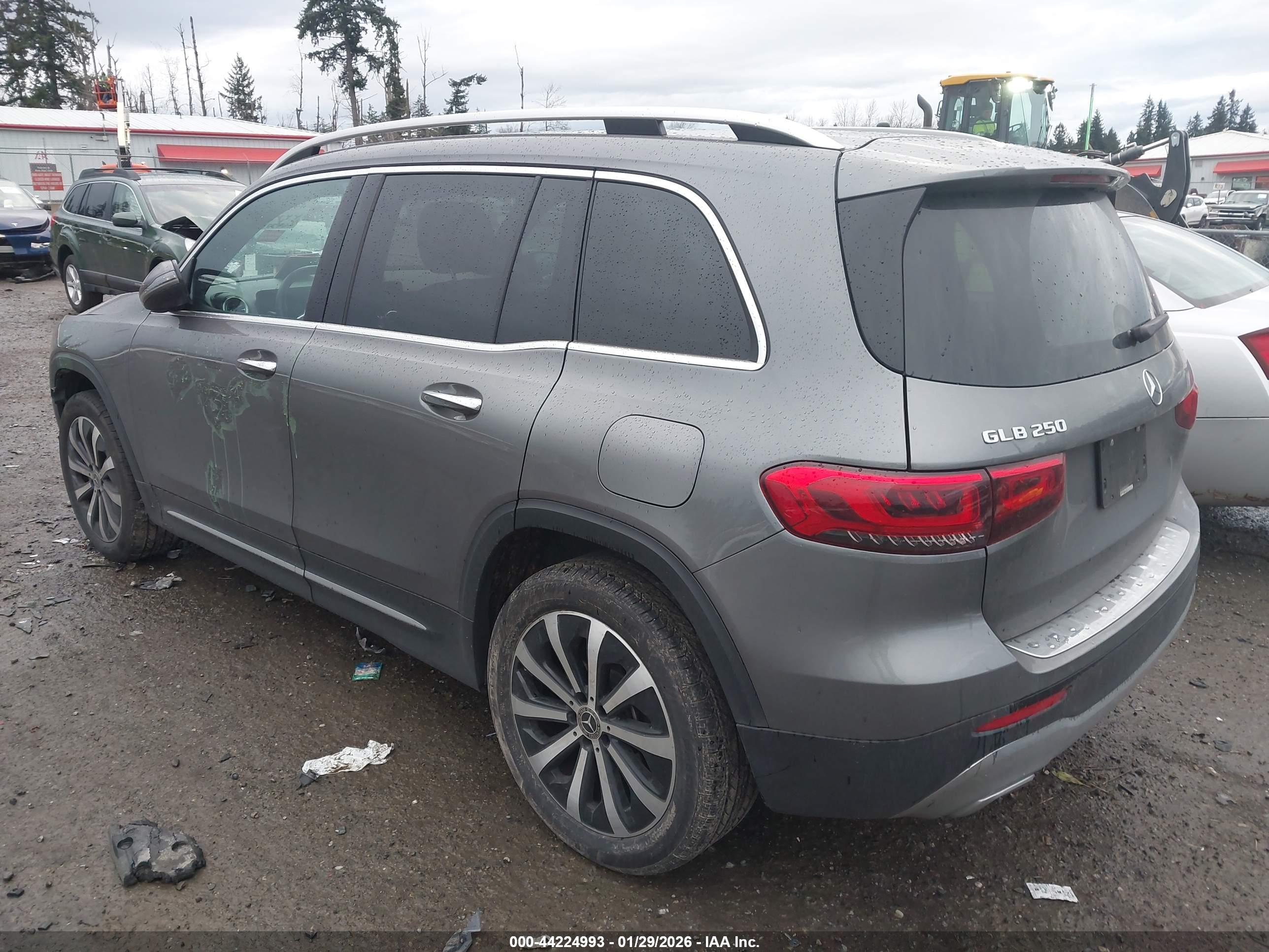 MERCEDES-BENZ GLB image 3