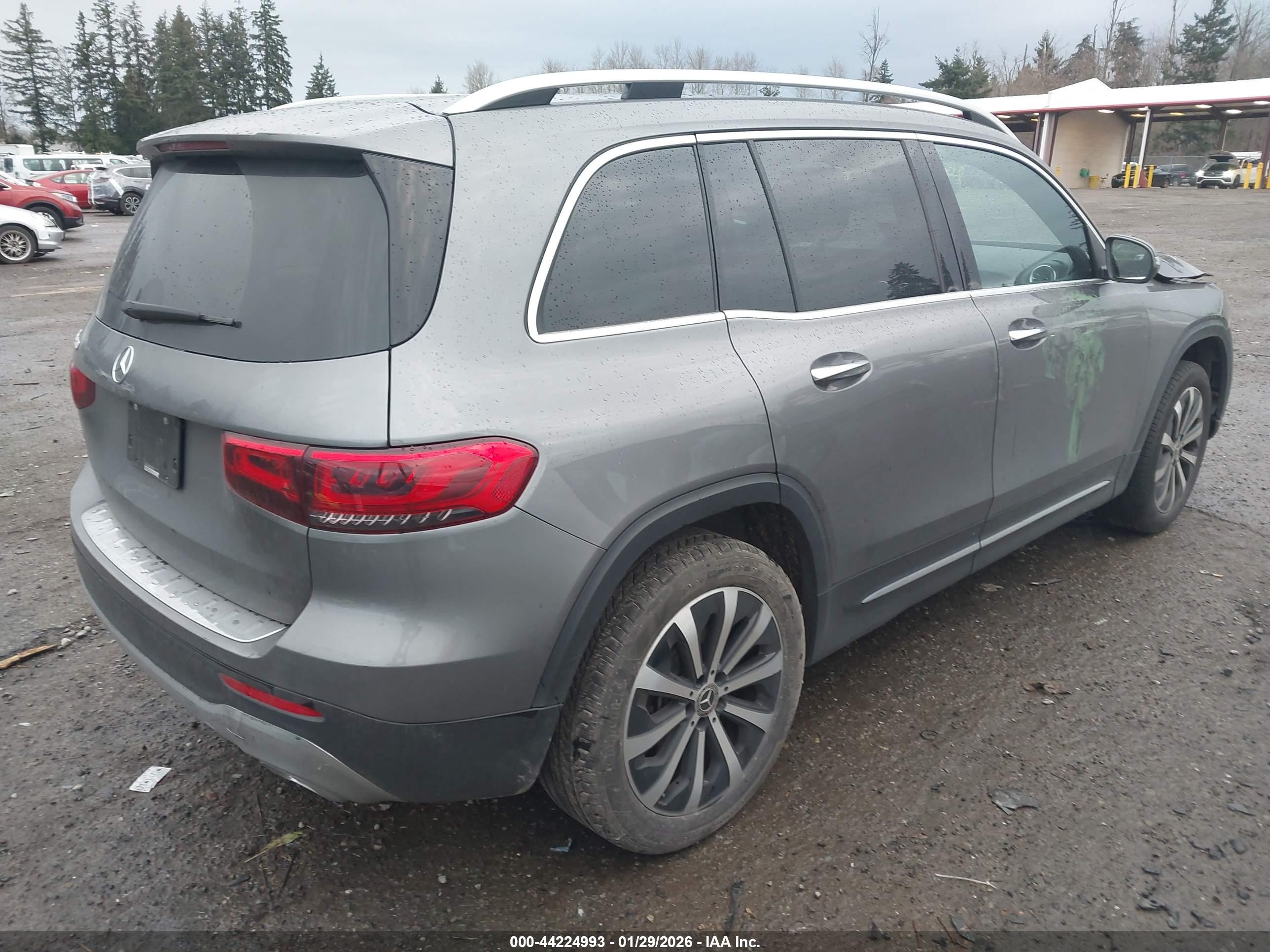 MERCEDES-BENZ GLB image 4