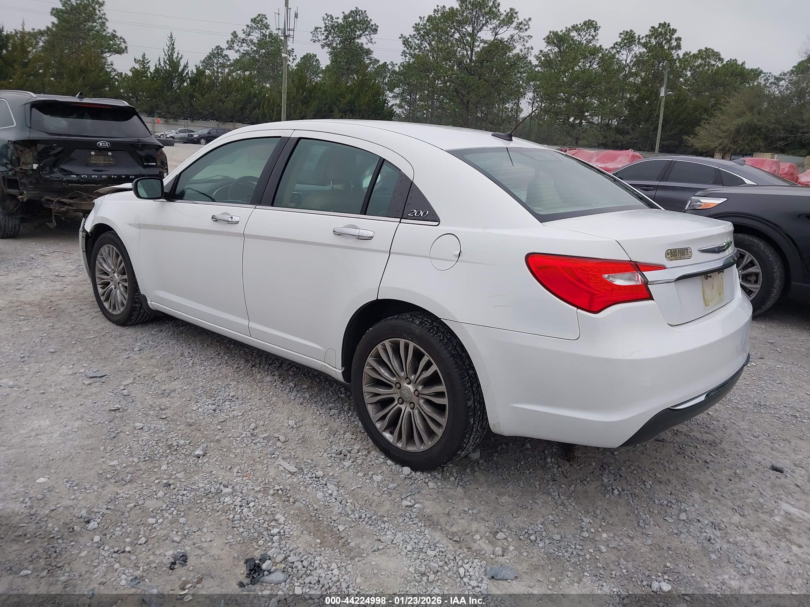 CHRYSLER 200 image 3