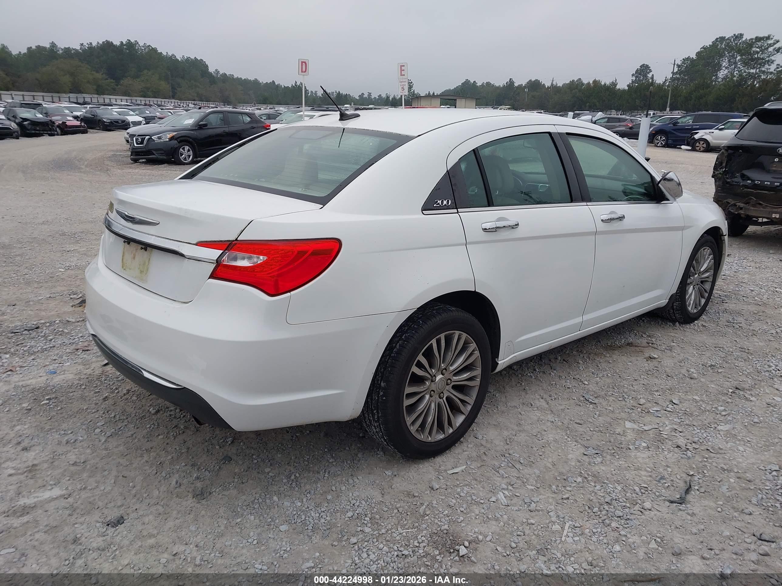 CHRYSLER 200 image 4
