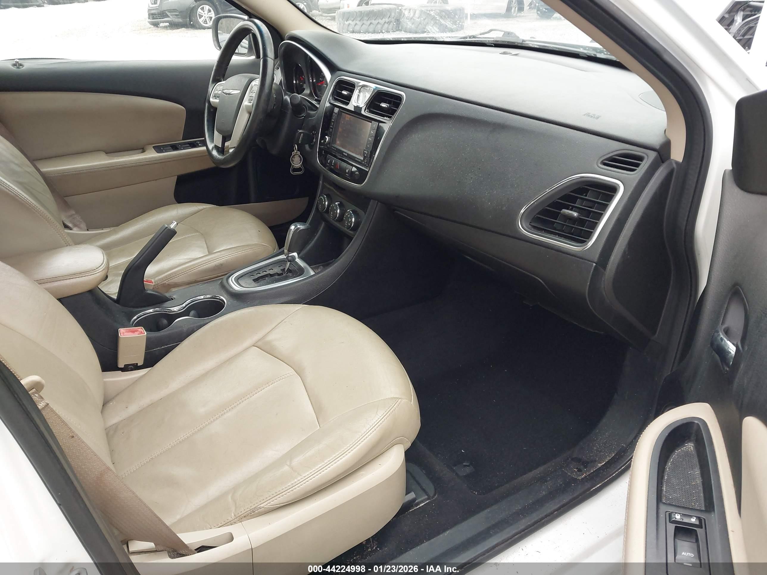 CHRYSLER 200 image 5