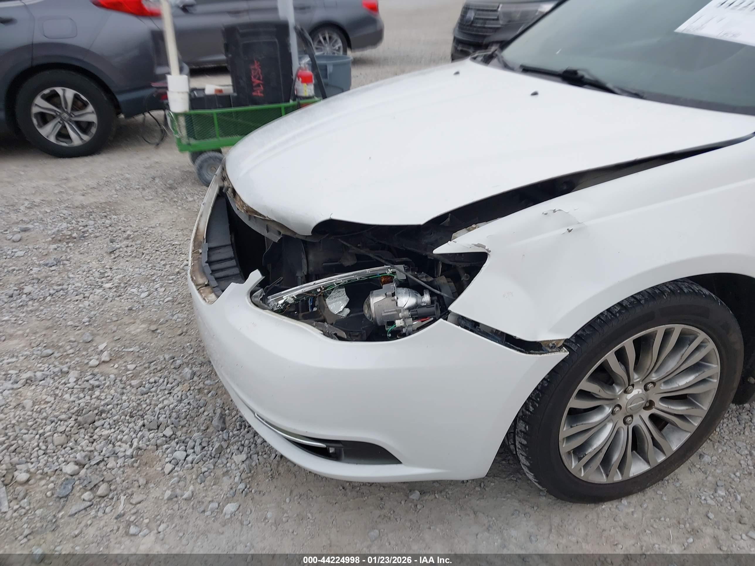 CHRYSLER 200 image 6