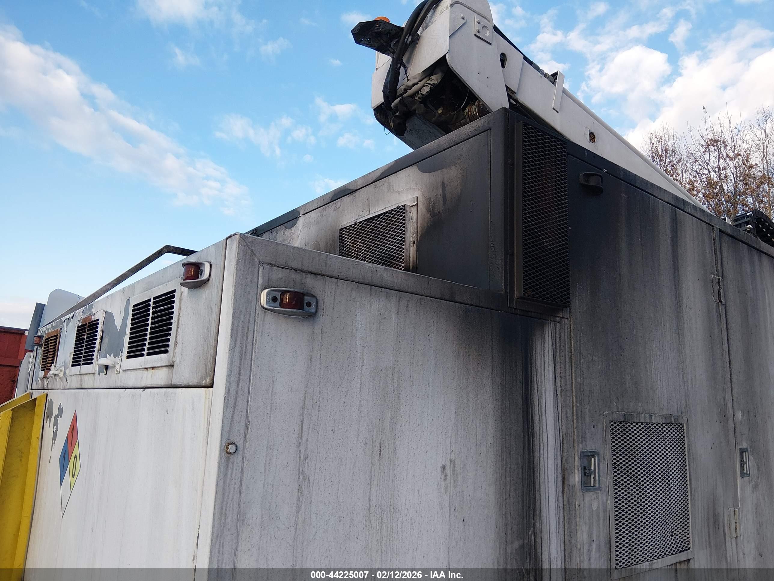 FORD F-700 image 6