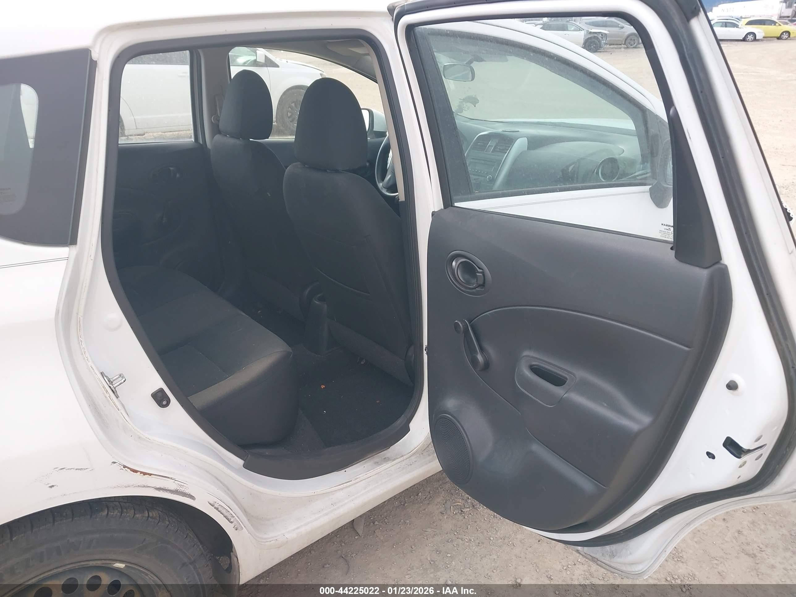 NISSAN VERSA image 8