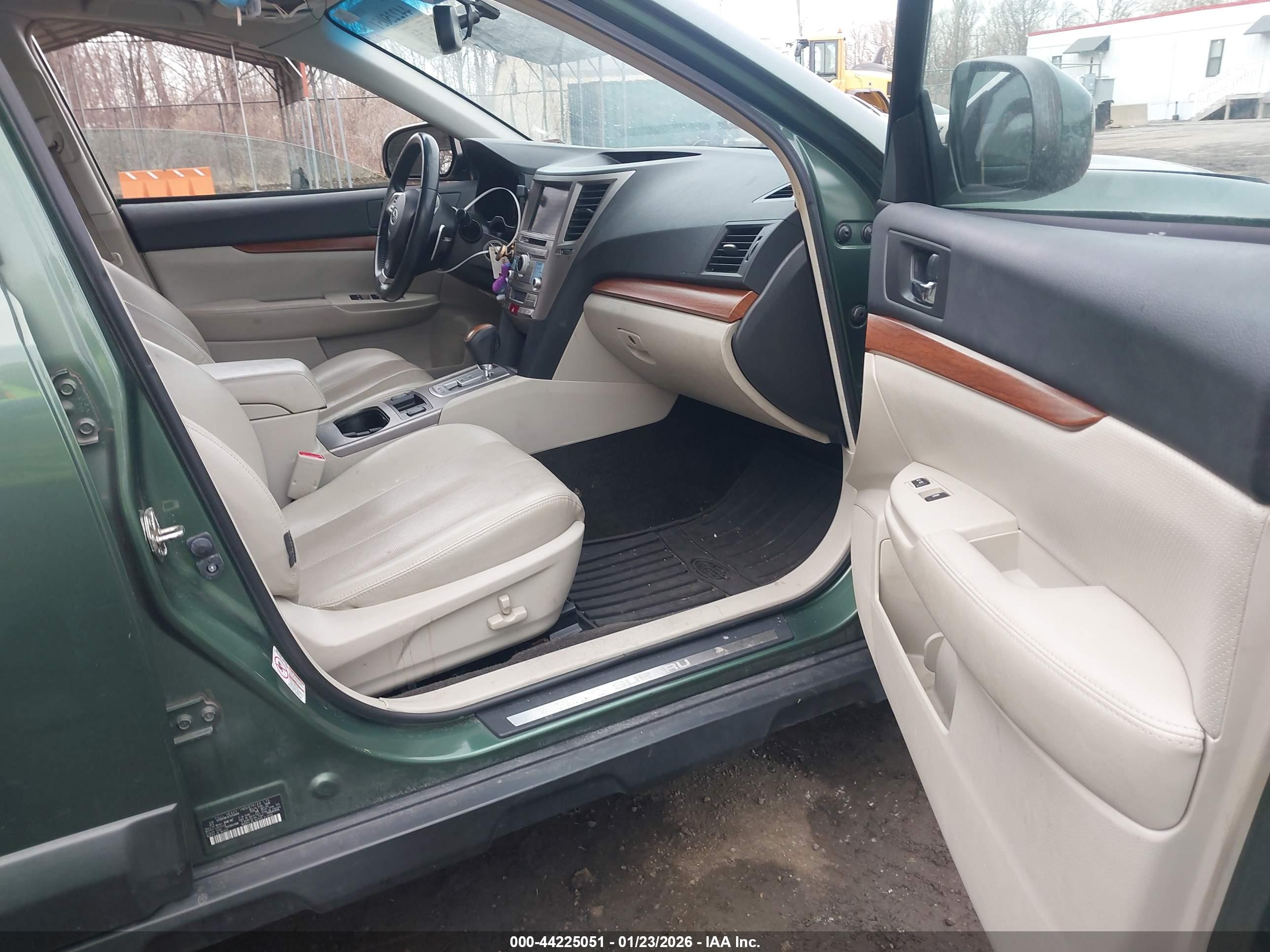 SUBARU OUTBACK image 5