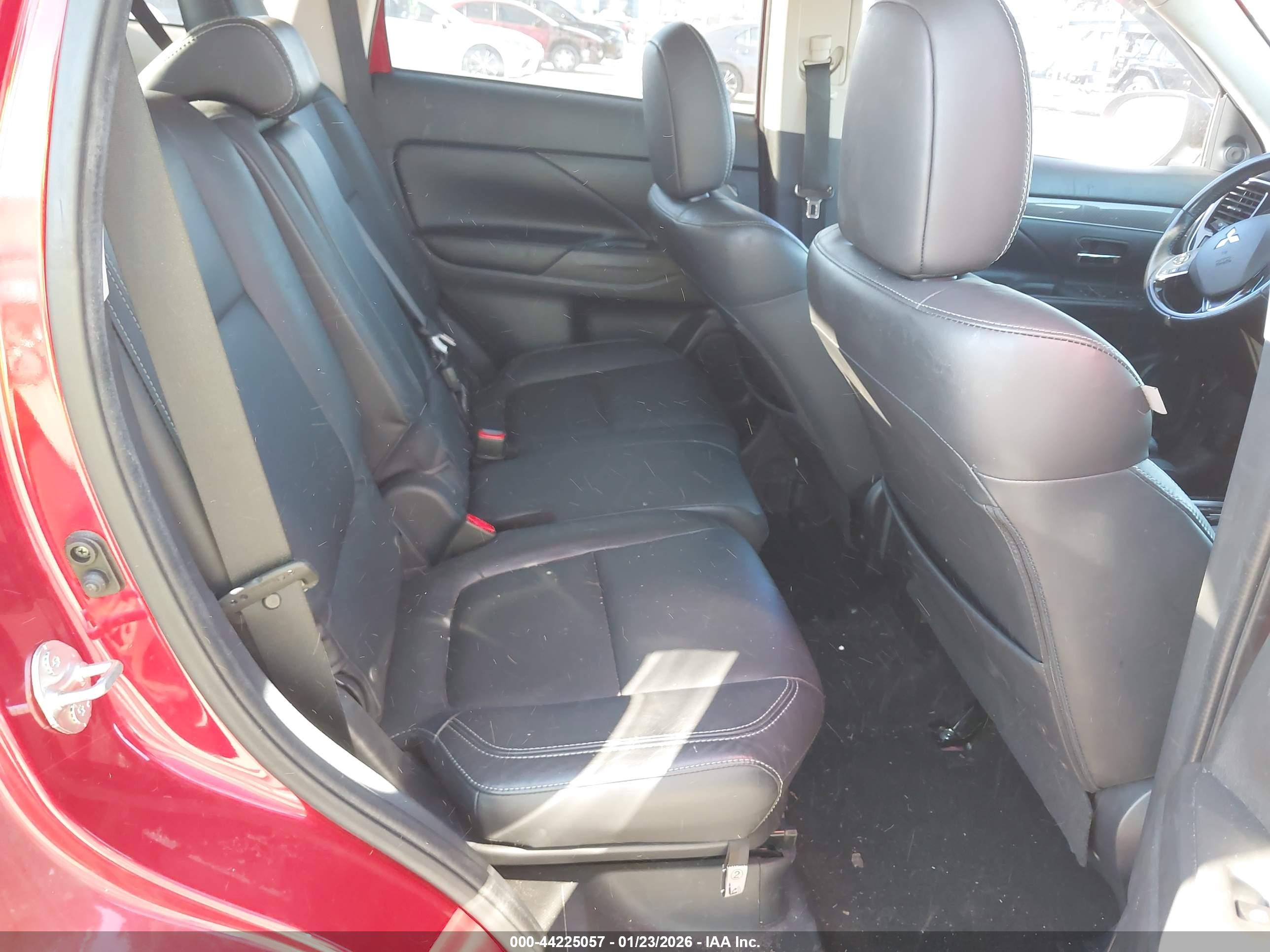 MITSUBISHI OUTLANDER image 8