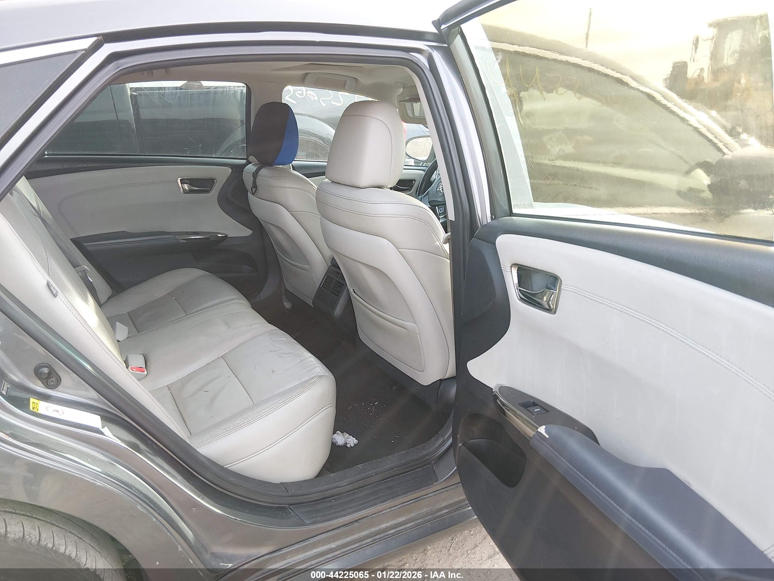 TOYOTA AVALON image 8