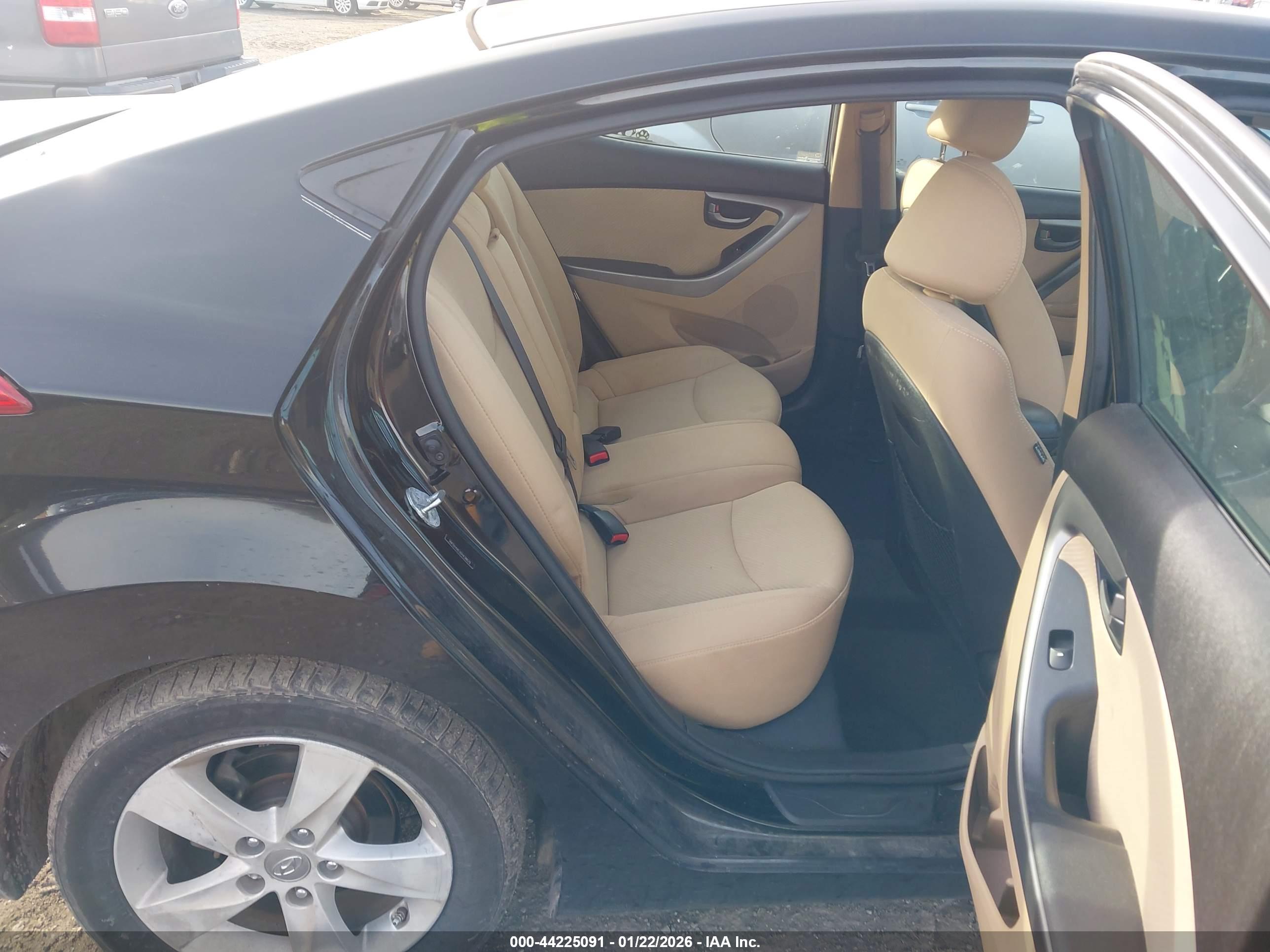 HYUNDAI ELANTRA image 8