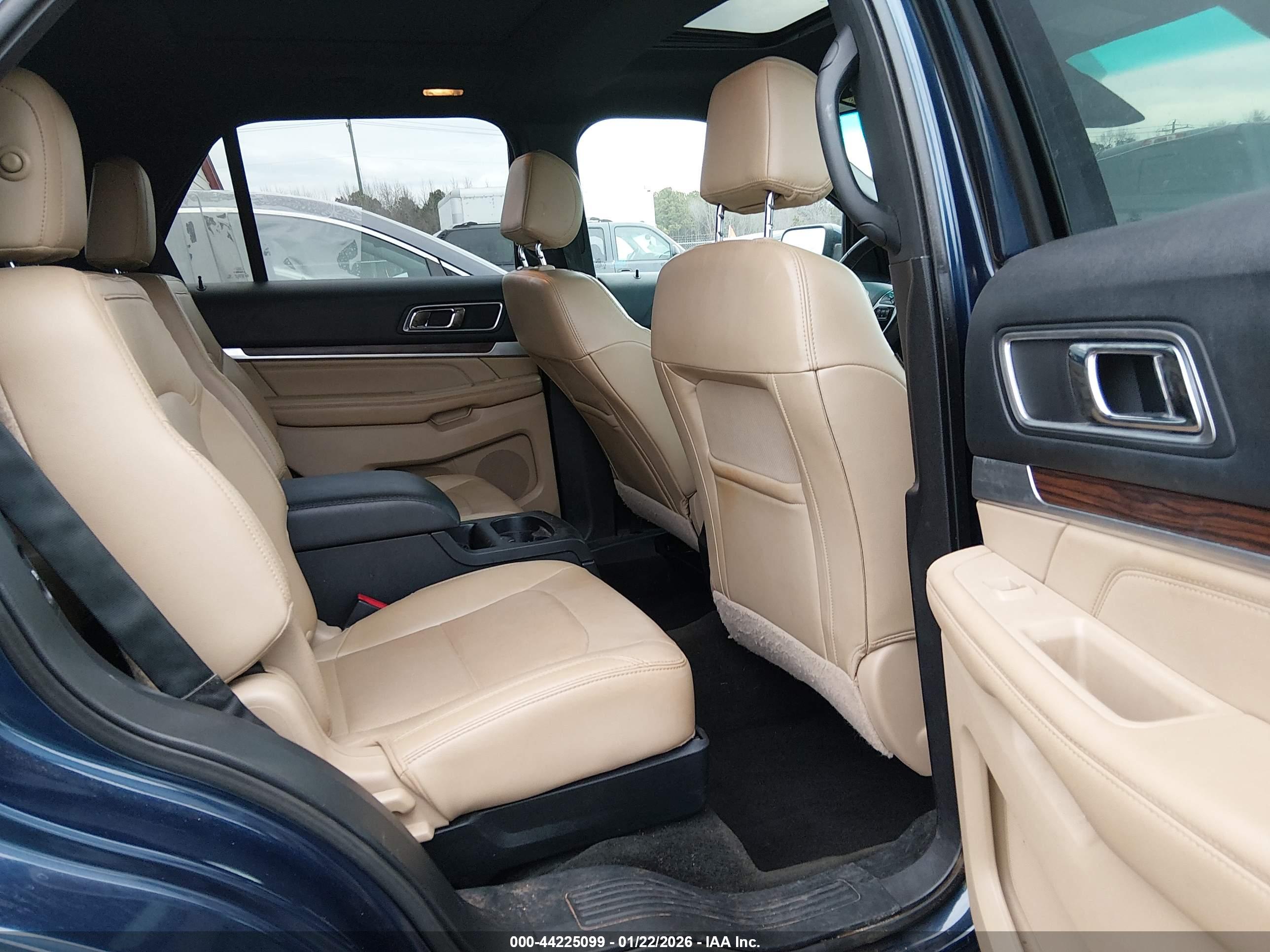 FORD EXPLORER image 8