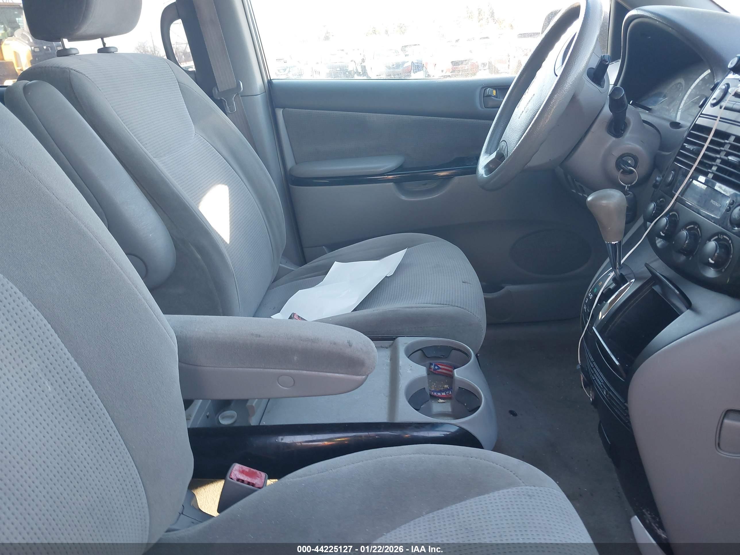 TOYOTA SIENNA image 5