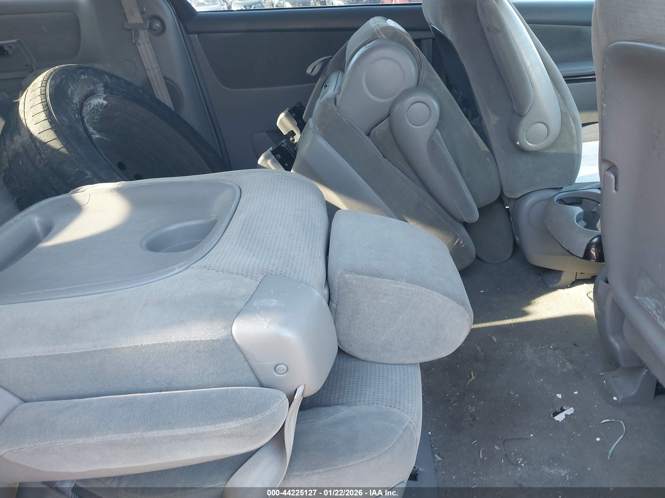 TOYOTA SIENNA image 8