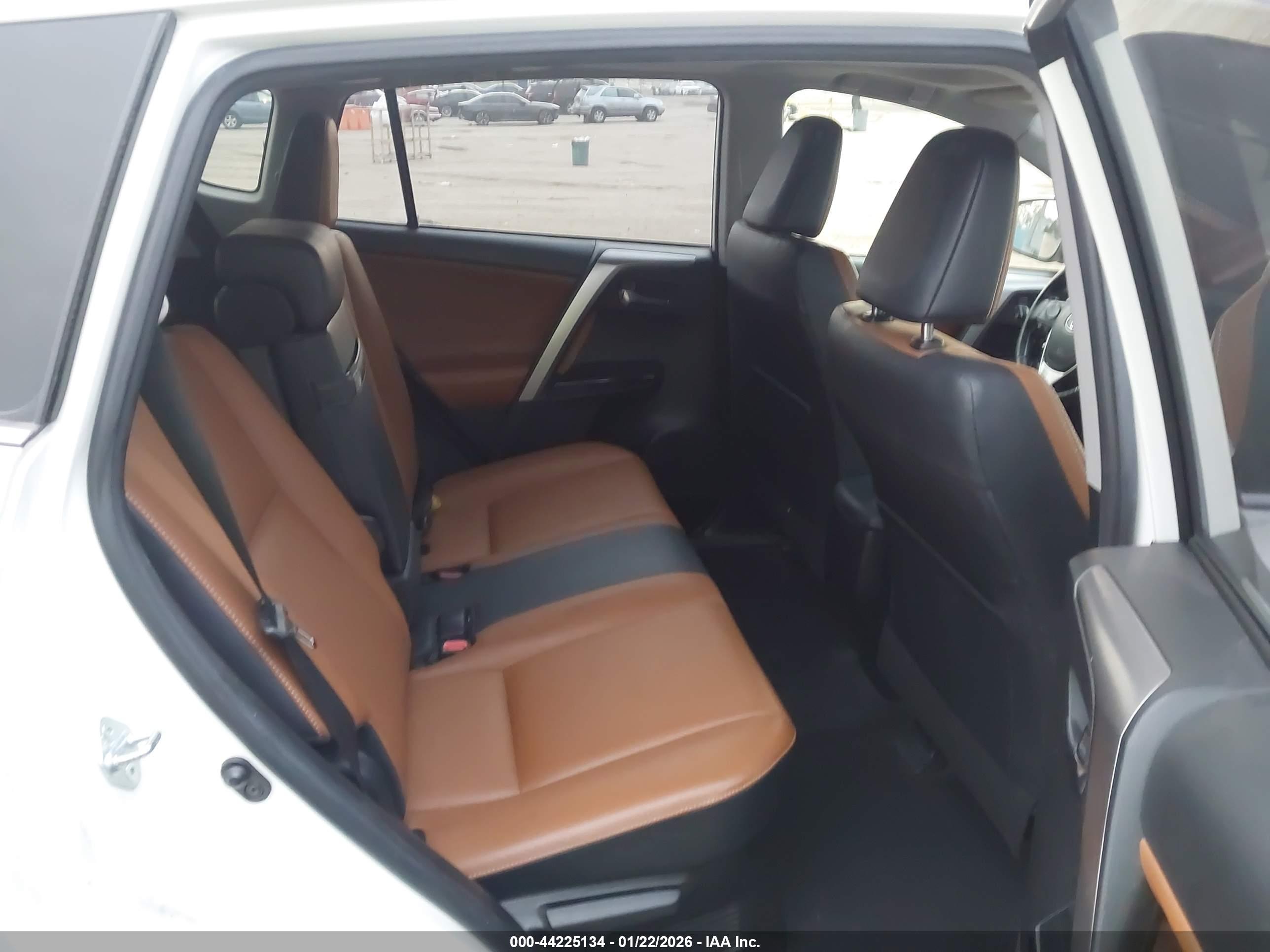 TOYOTA RAV4 image 8