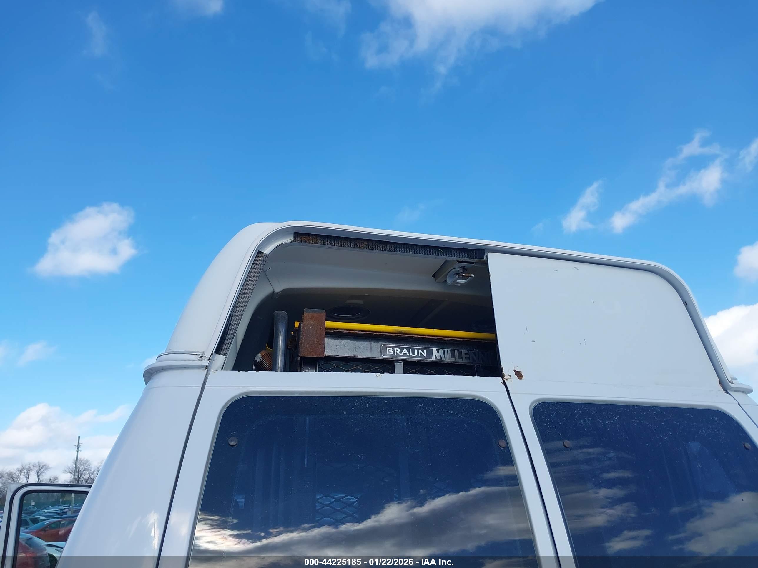 FORD E-150 image 6