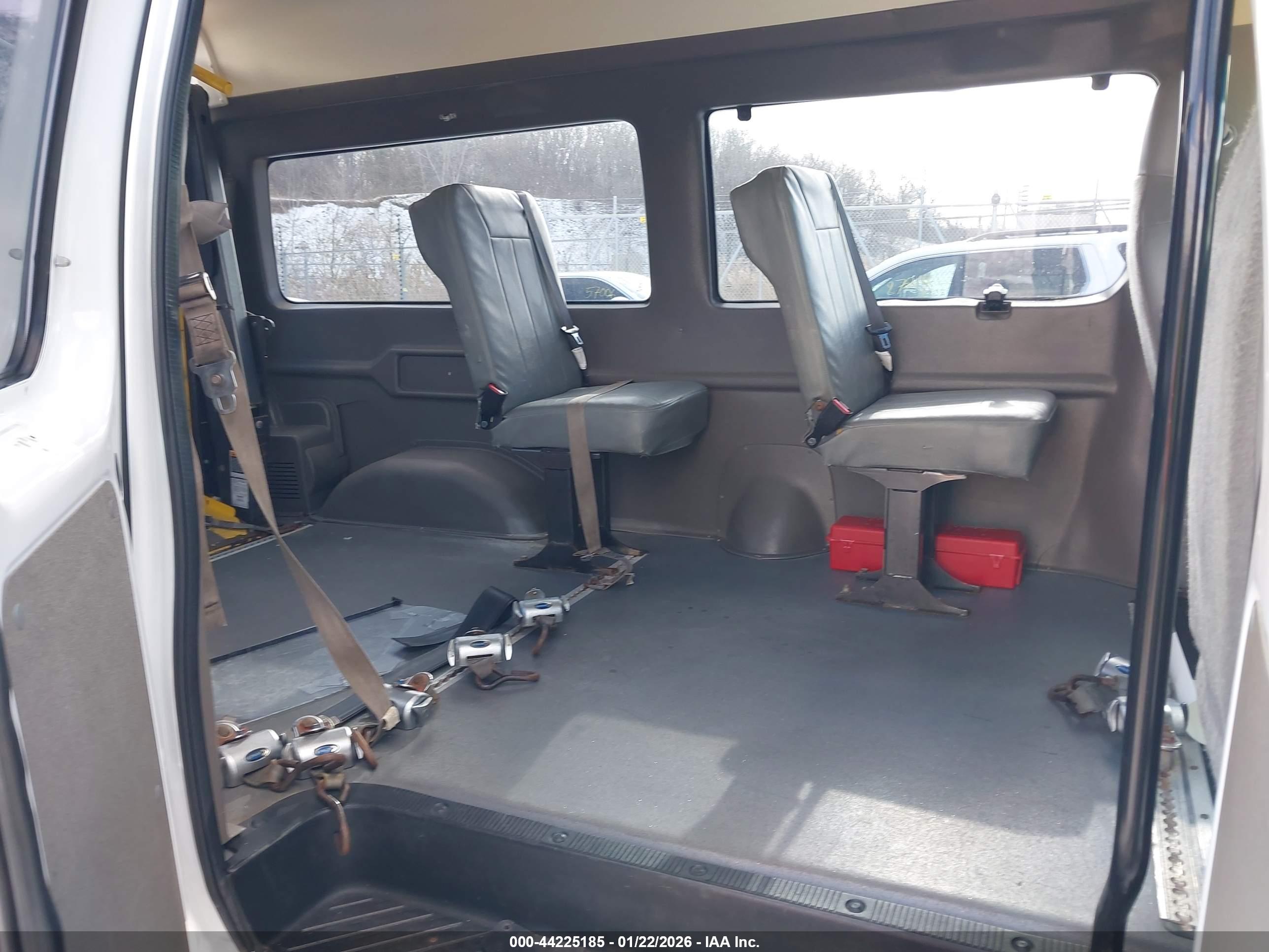 FORD E-150 image 8