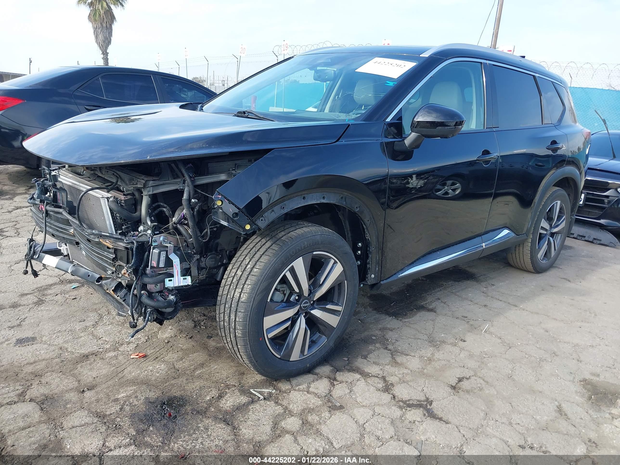 NISSAN ROGUE image 2