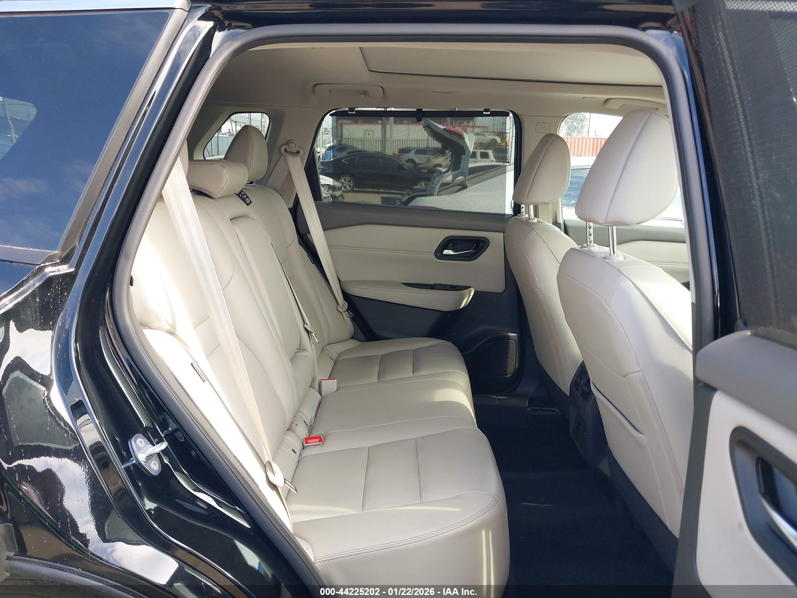 NISSAN ROGUE image 8