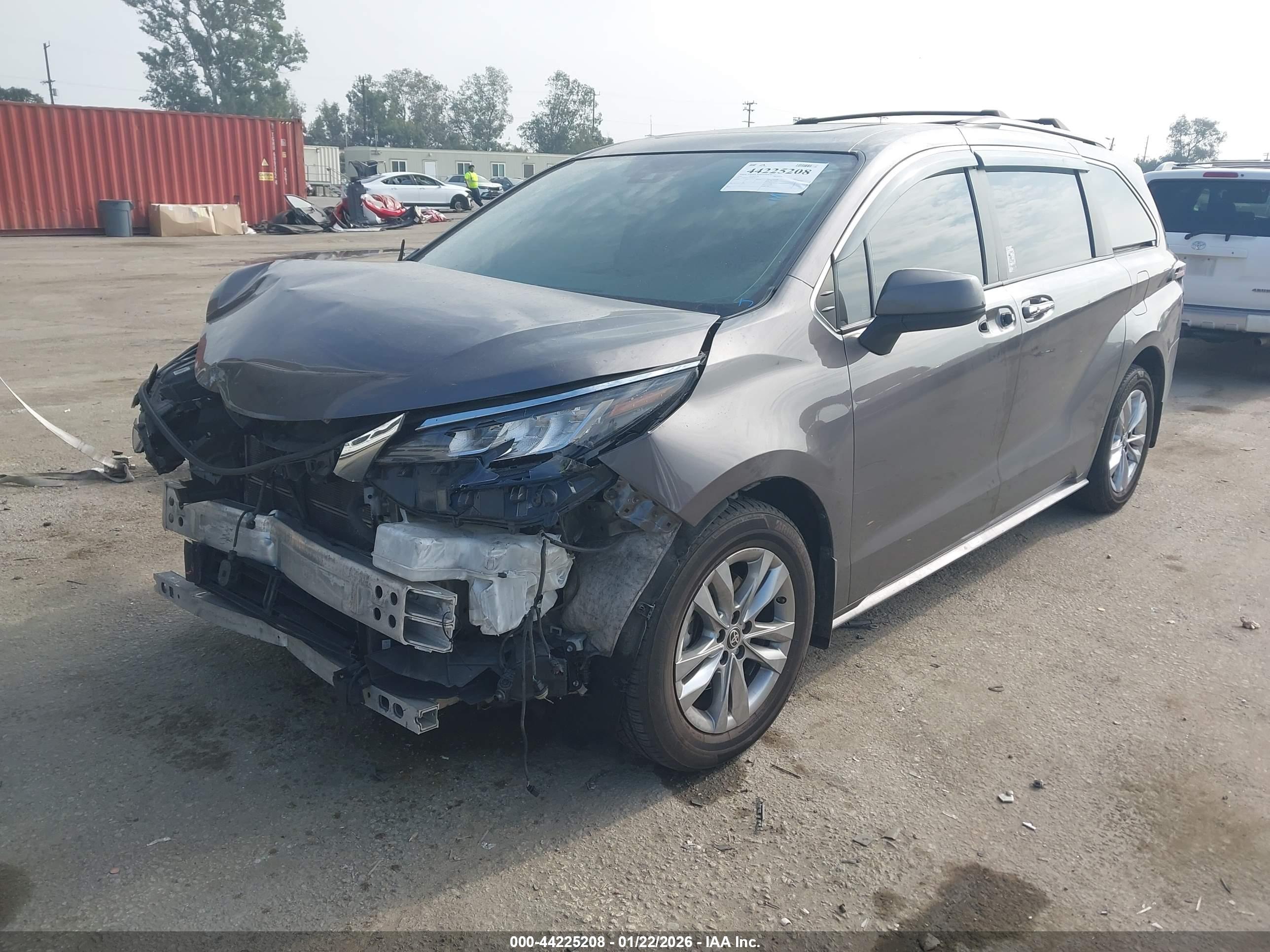 TOYOTA SIENNA image 2