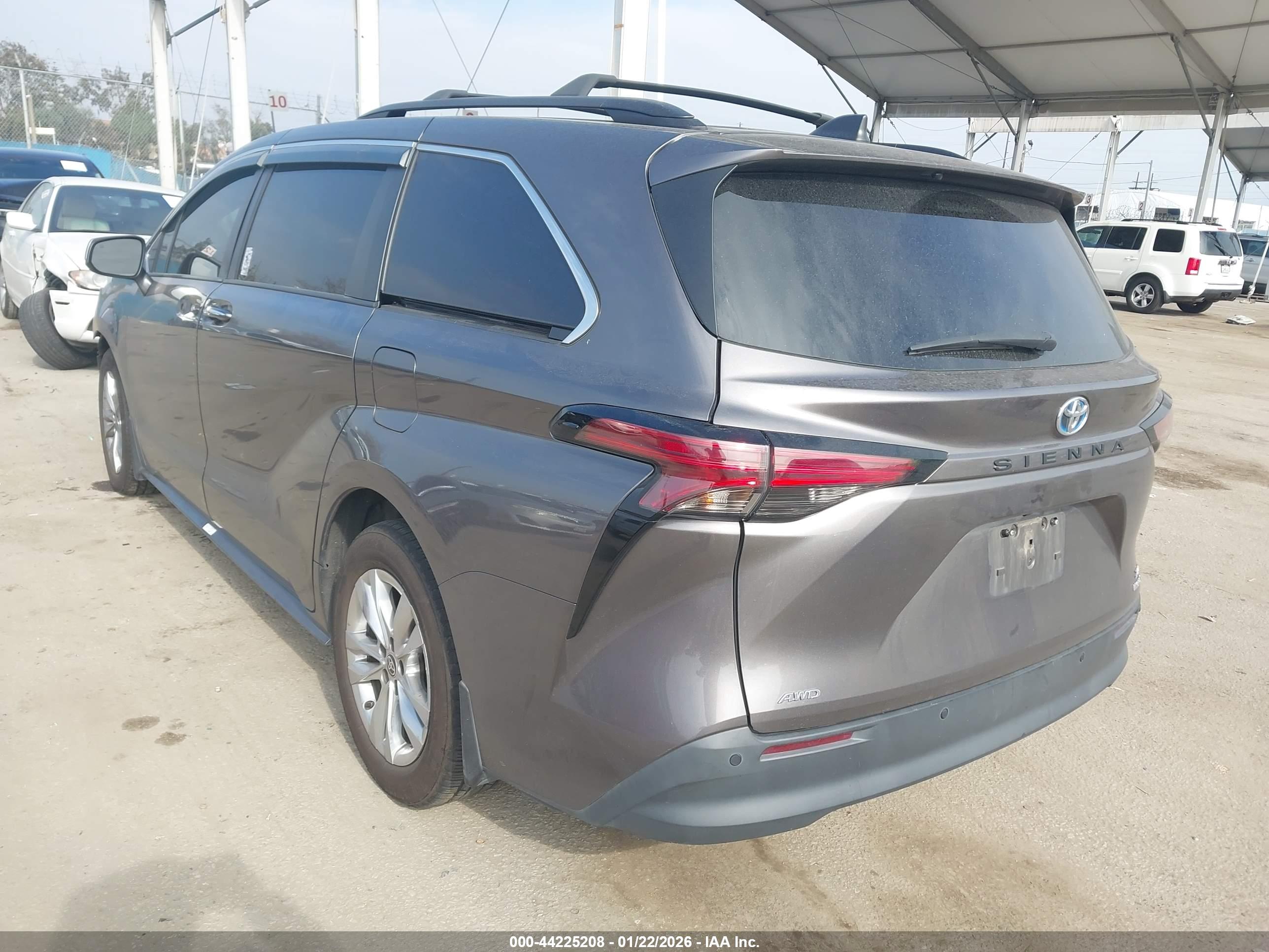 TOYOTA SIENNA image 3