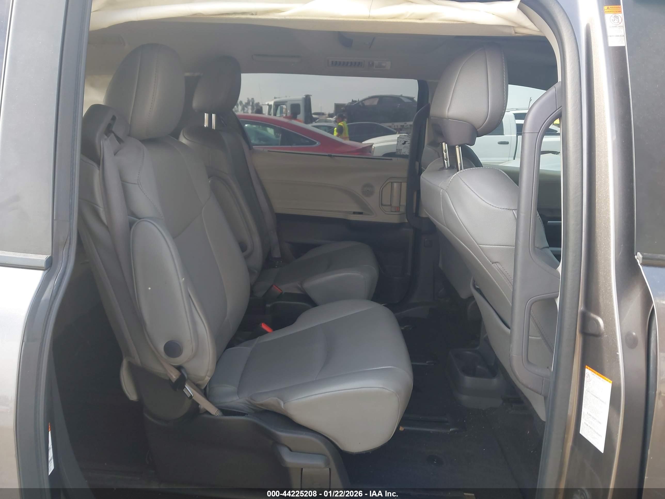 TOYOTA SIENNA image 8