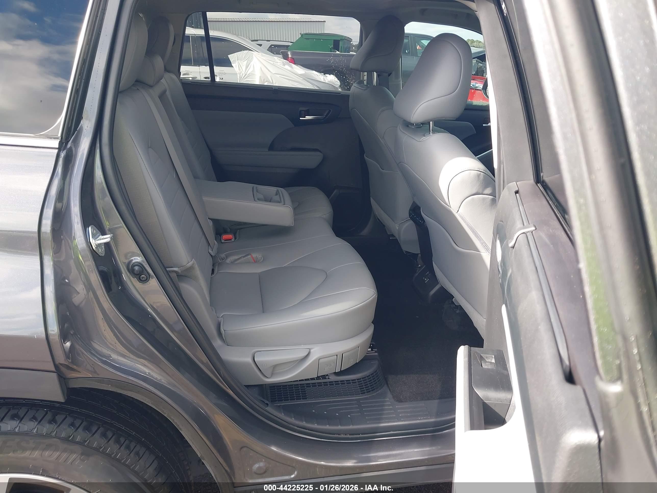 TOYOTA HIGHLANDER image 8