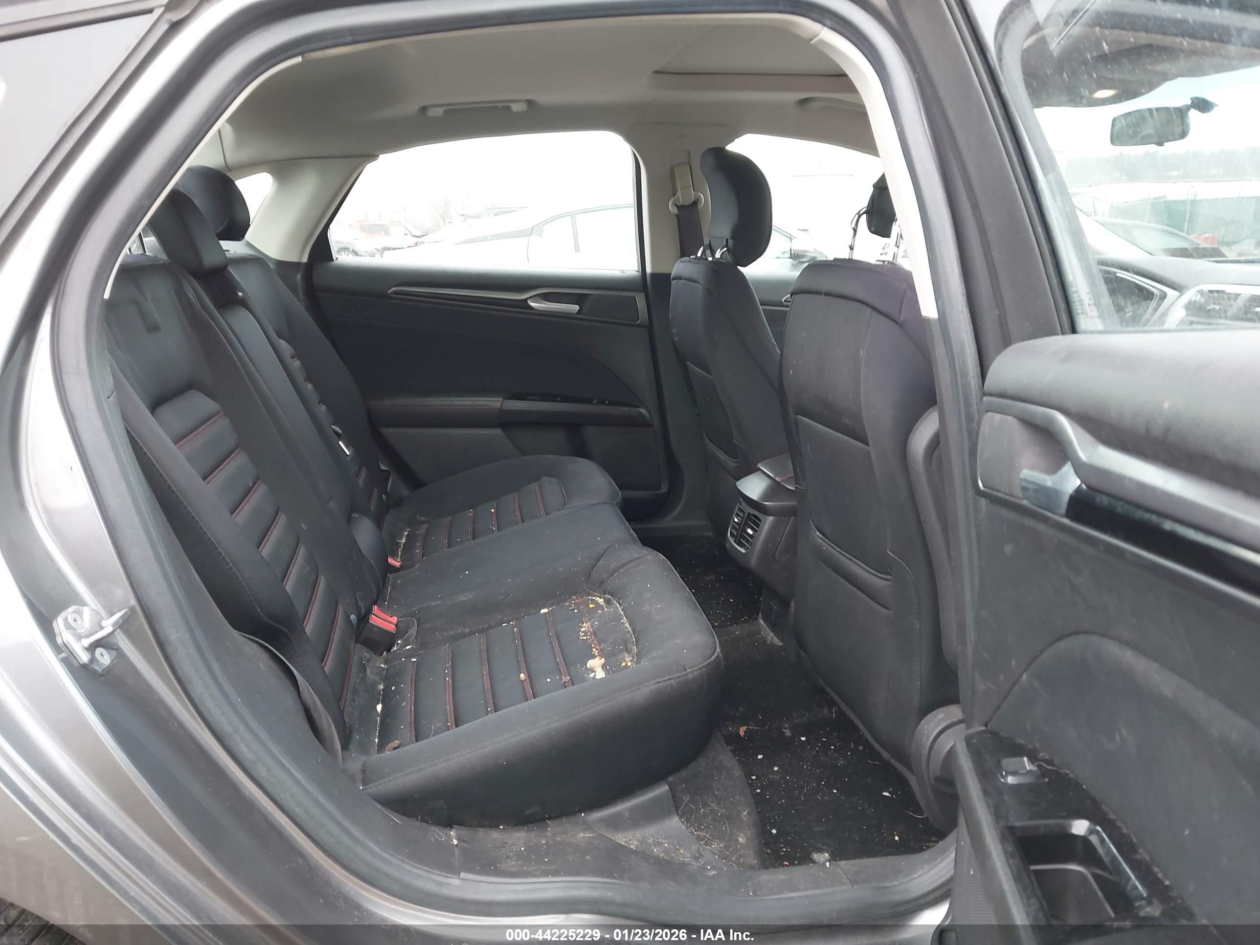 FORD FUSION image 8