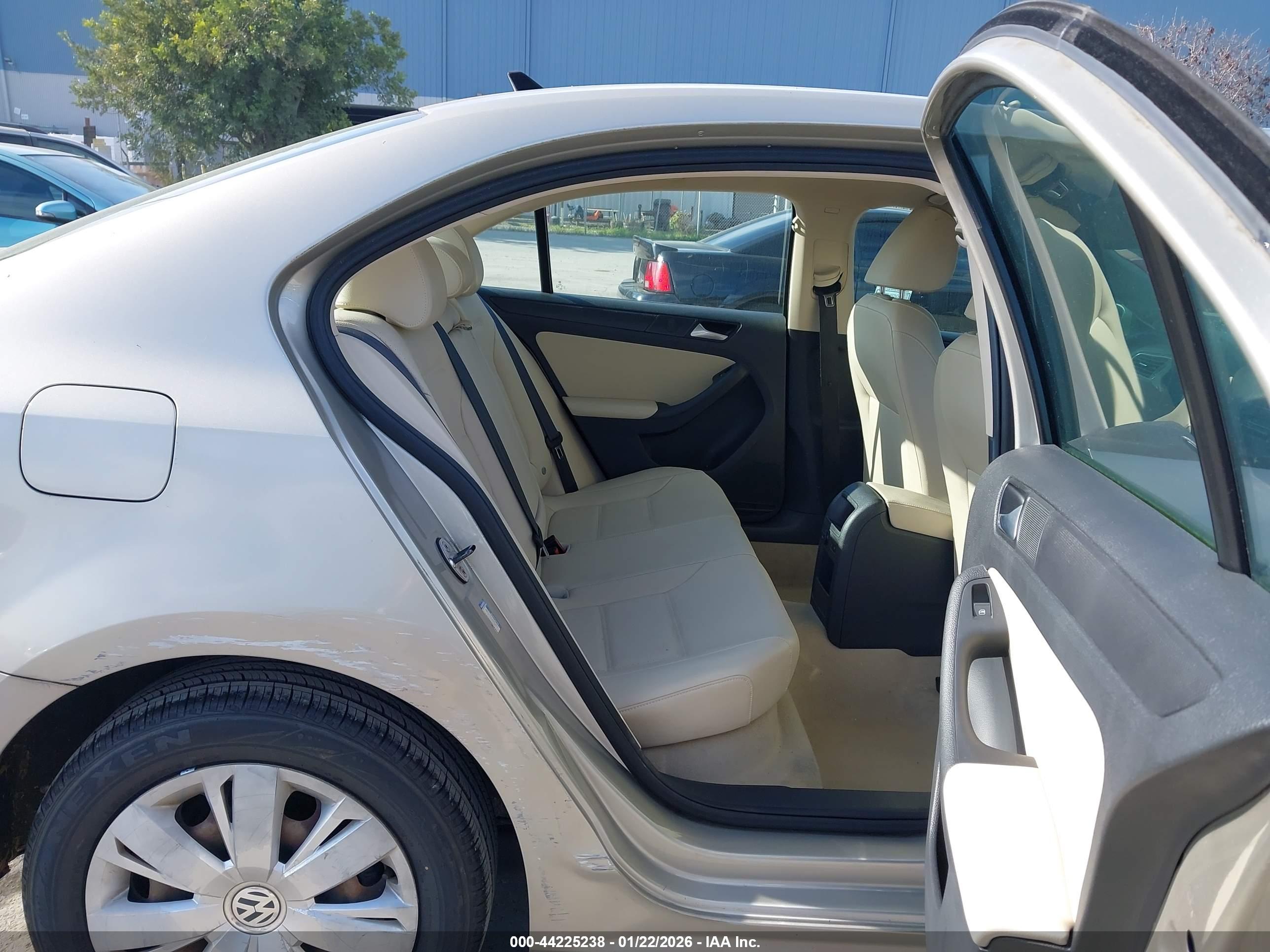 VOLKSWAGEN JETTA image 8