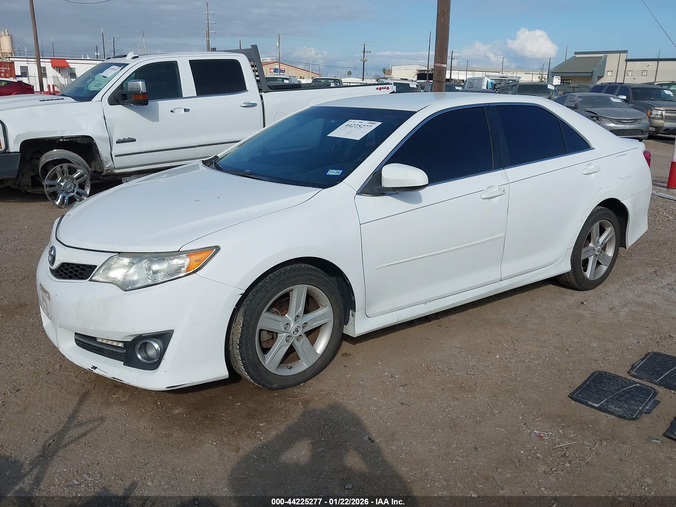 TOYOTA CAMRY image 2