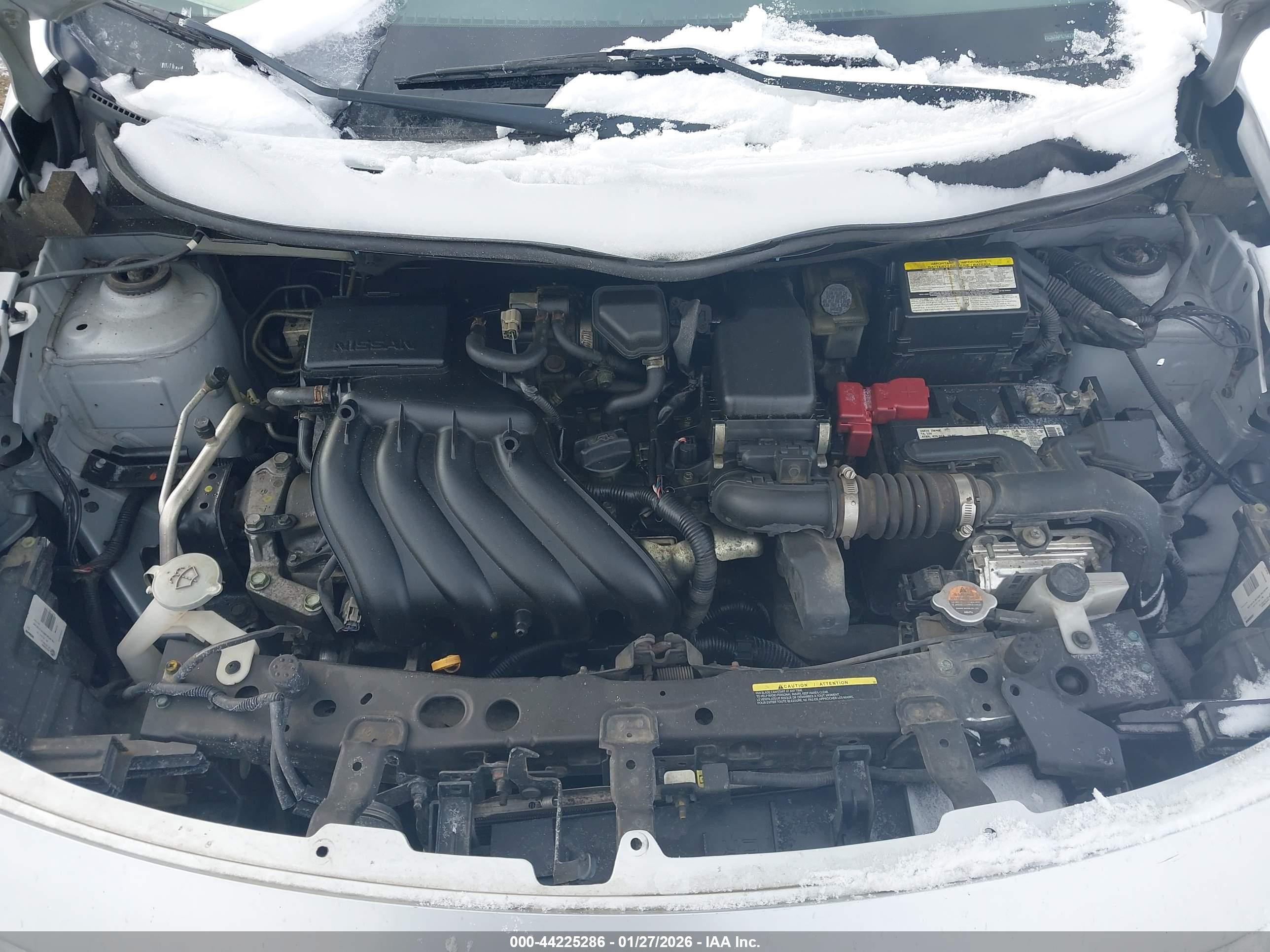 NISSAN VERSA image 10