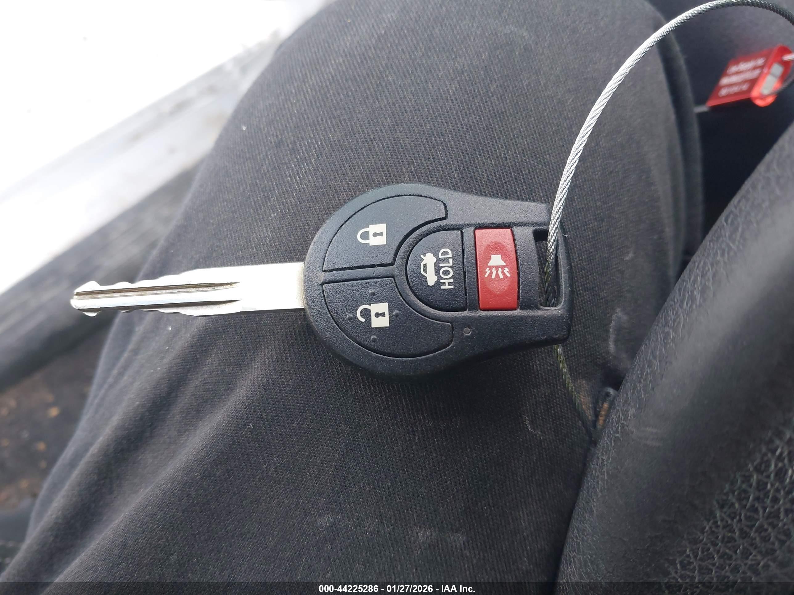 NISSAN VERSA image 11