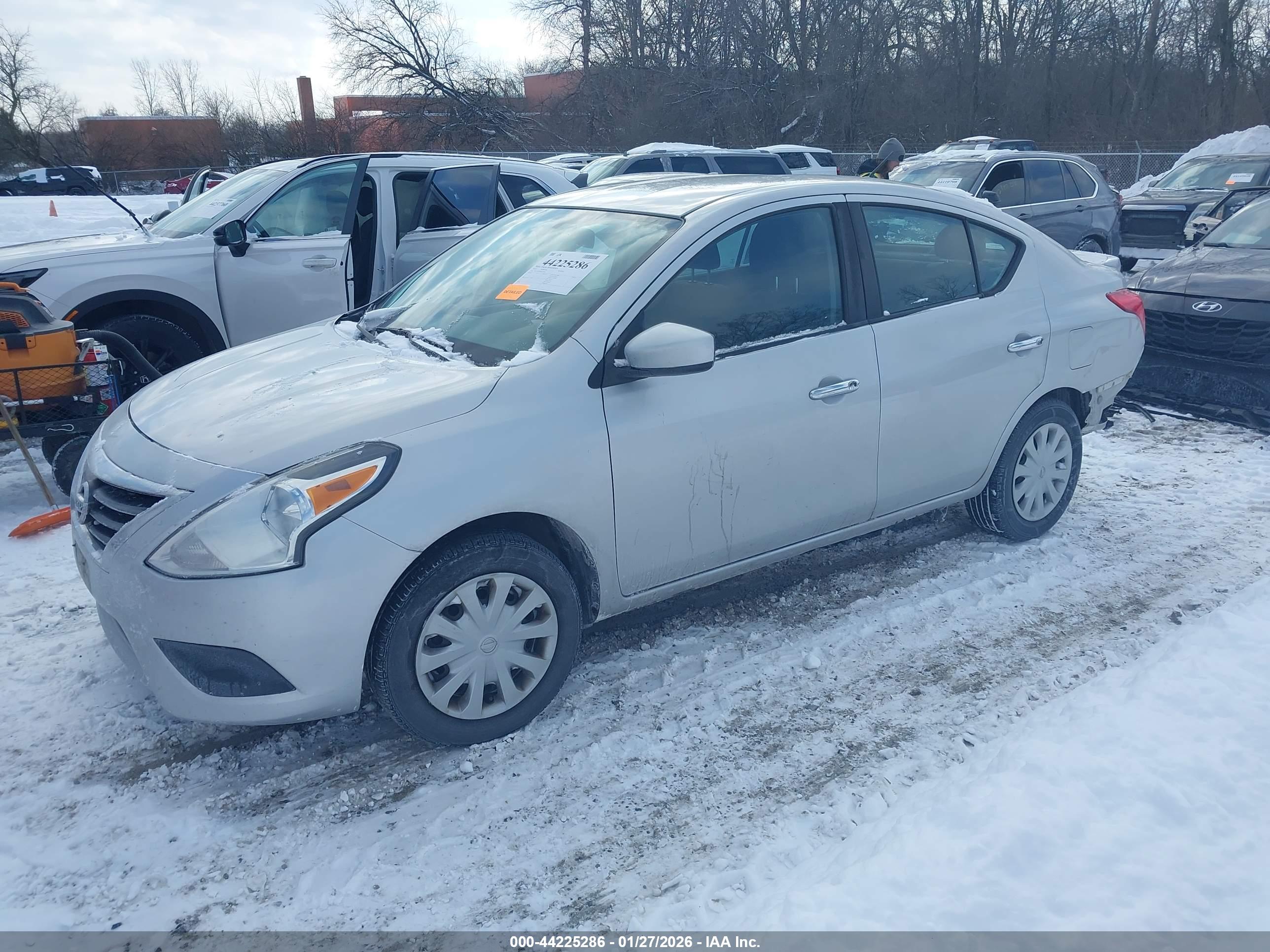 NISSAN VERSA image 2