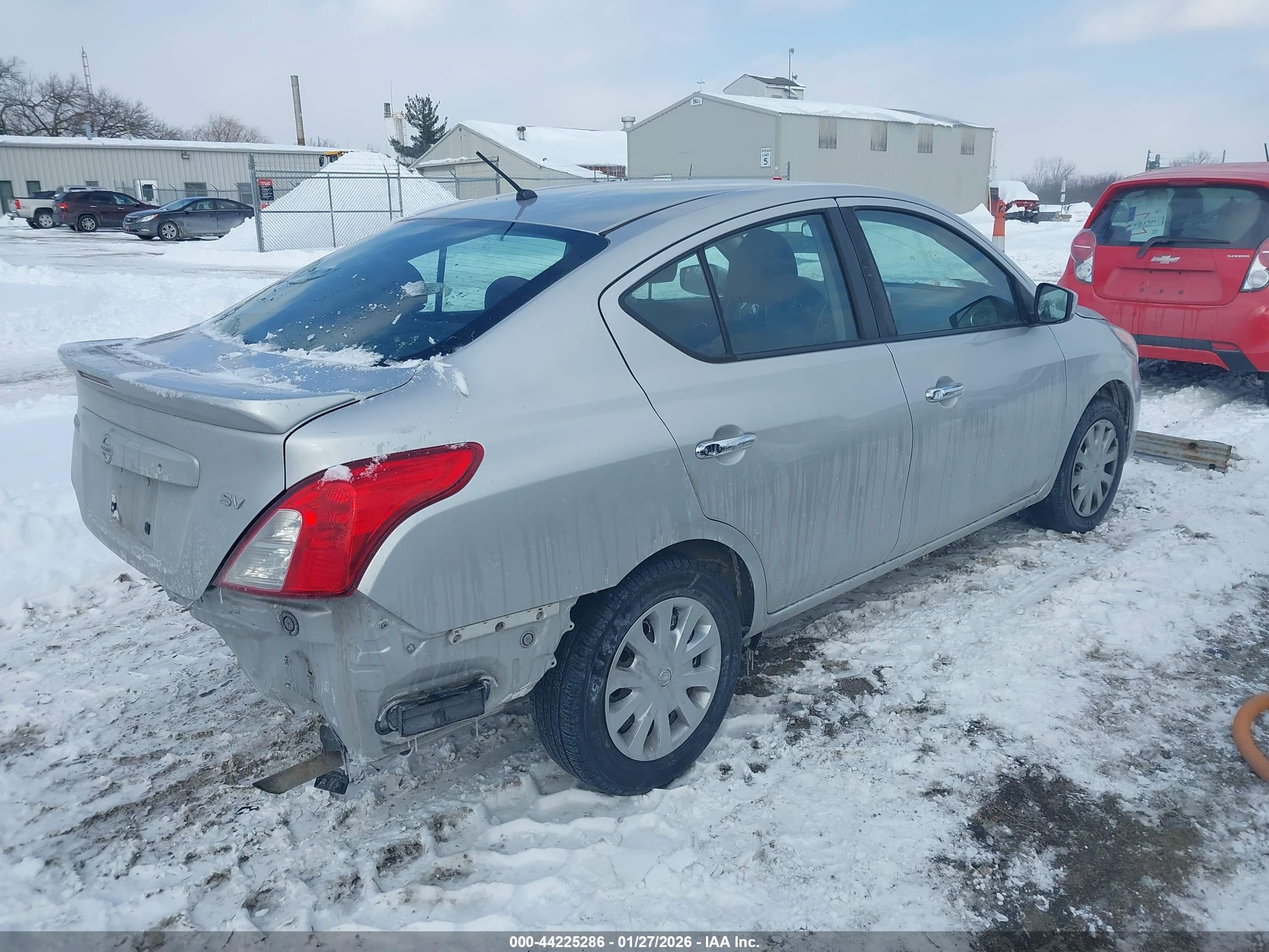 NISSAN VERSA image 4