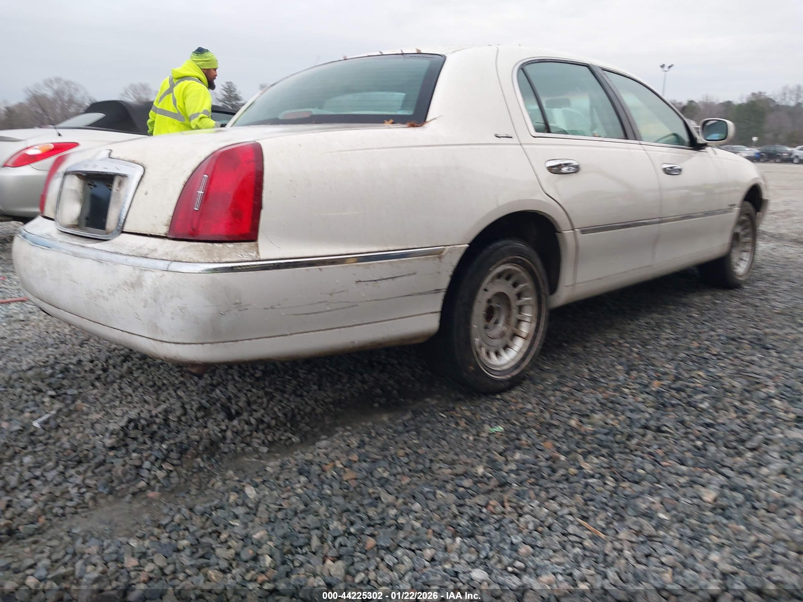 LINCOLN TOWN image 4