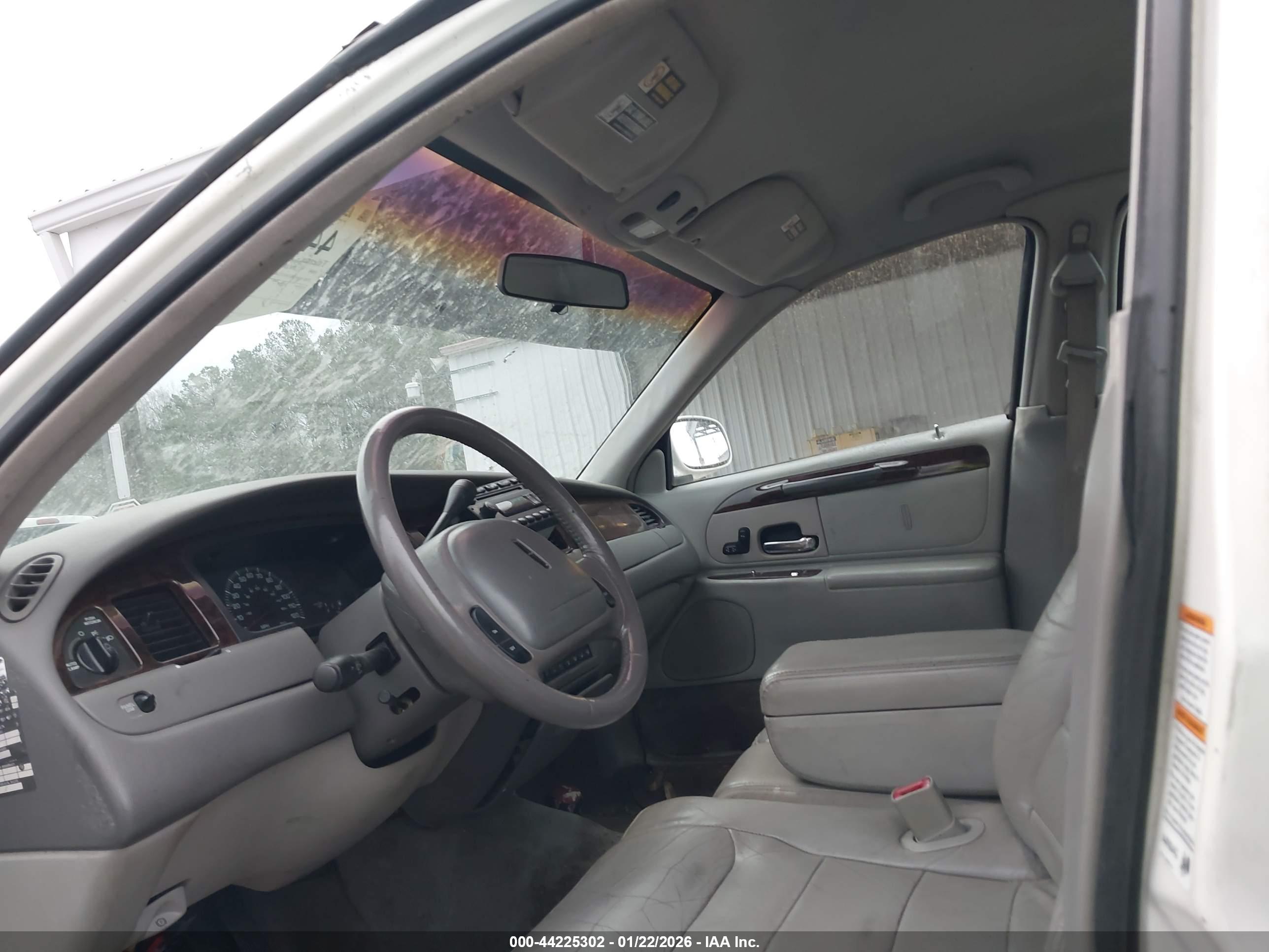 LINCOLN TOWN image 5
