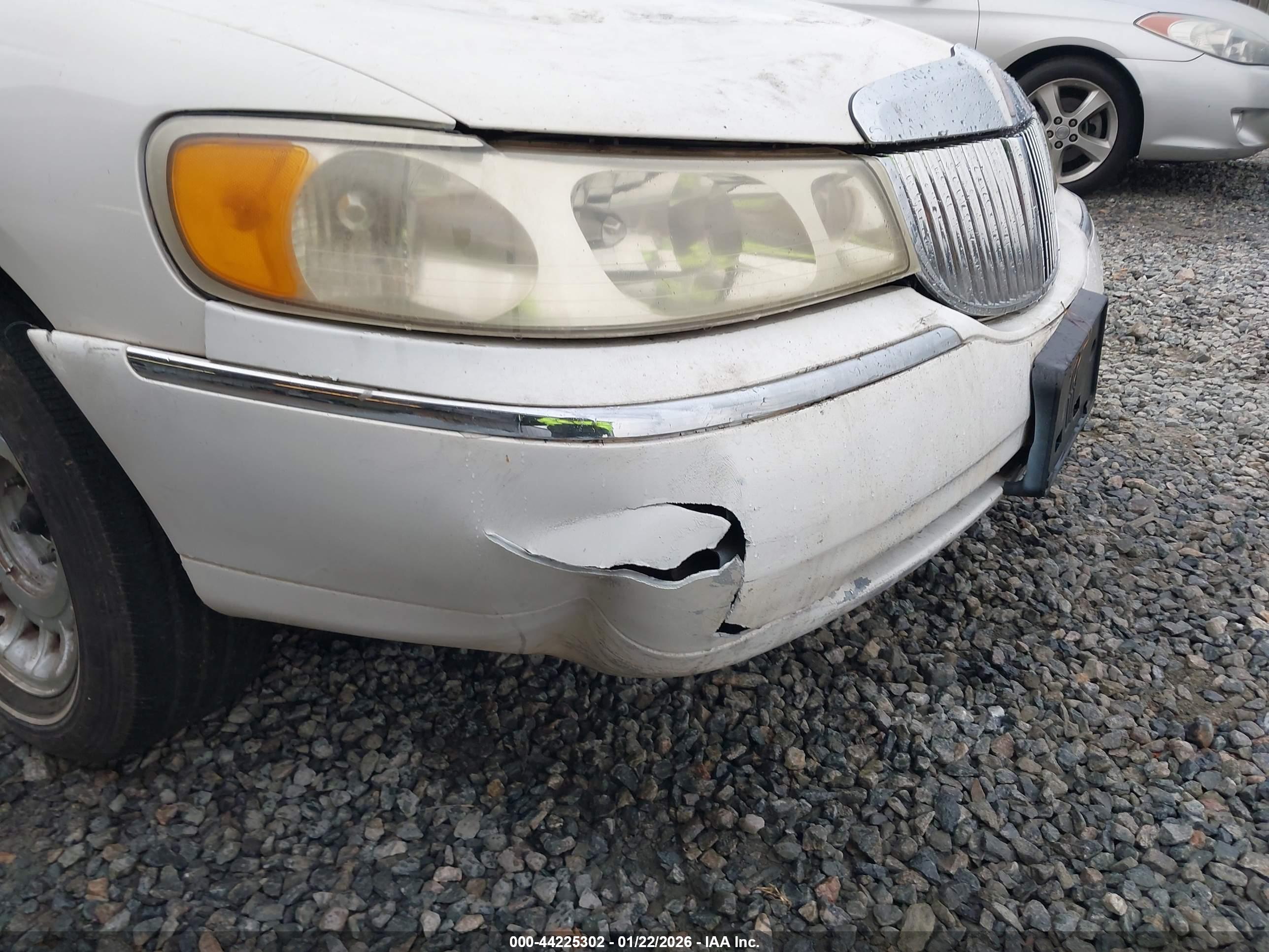 LINCOLN TOWN image 6