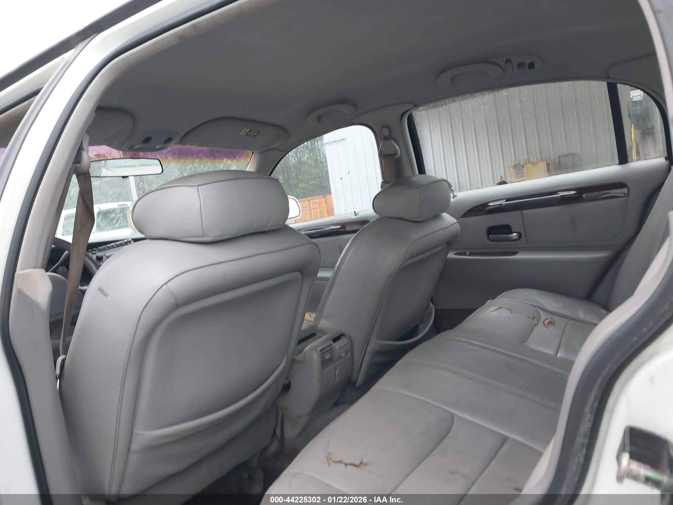LINCOLN TOWN image 8