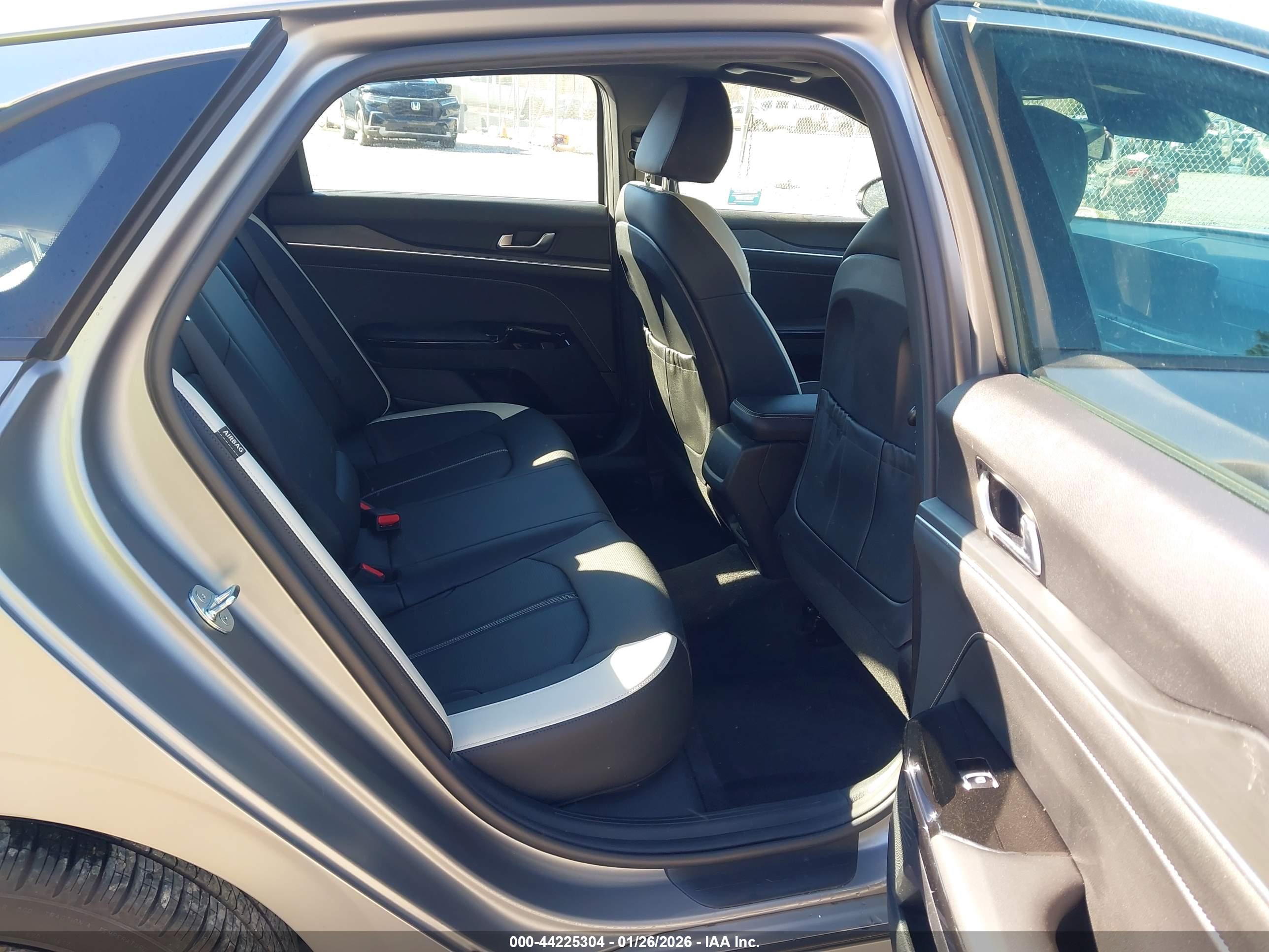KIA K5 image 8