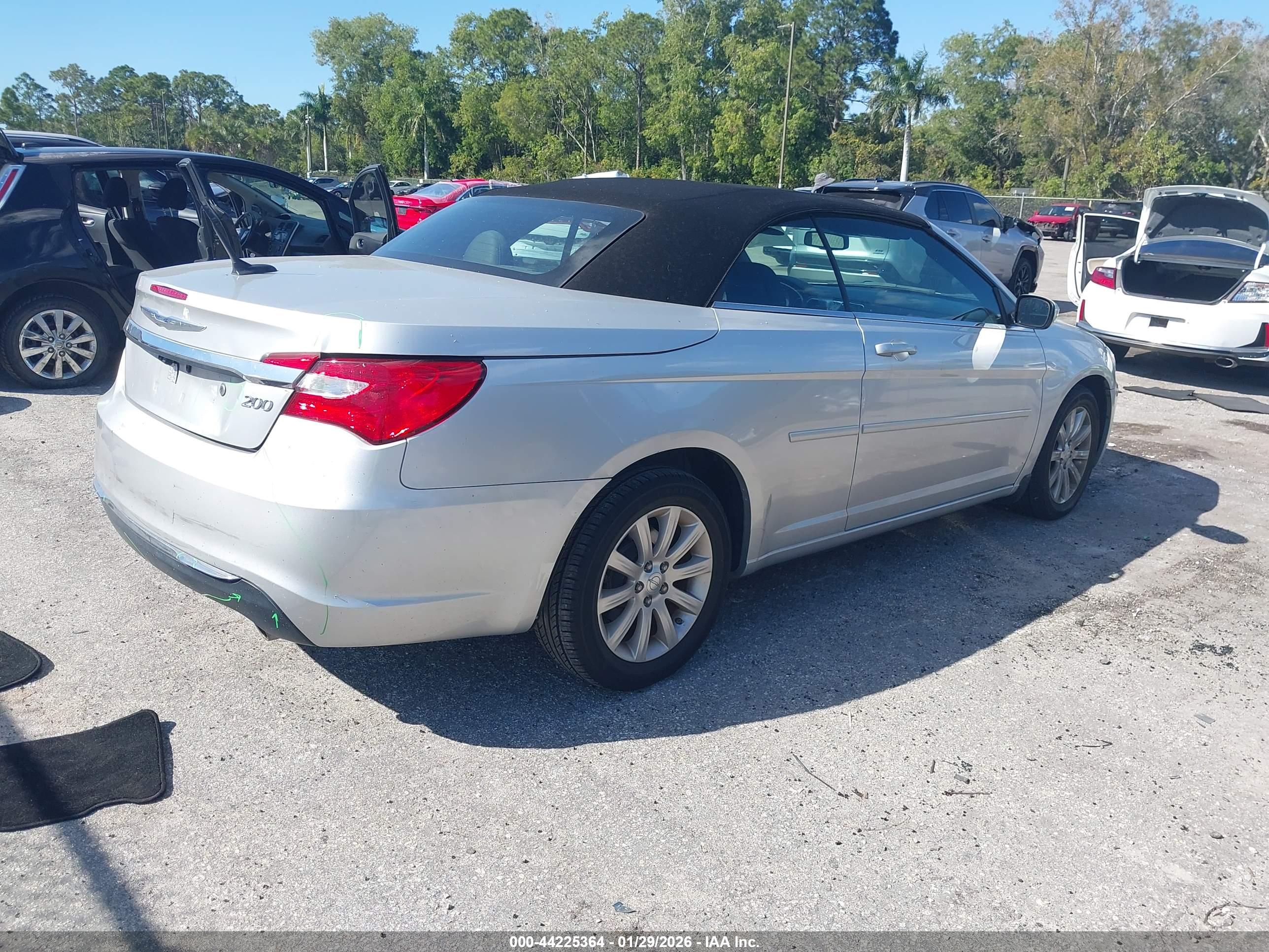 CHRYSLER 200 image 4