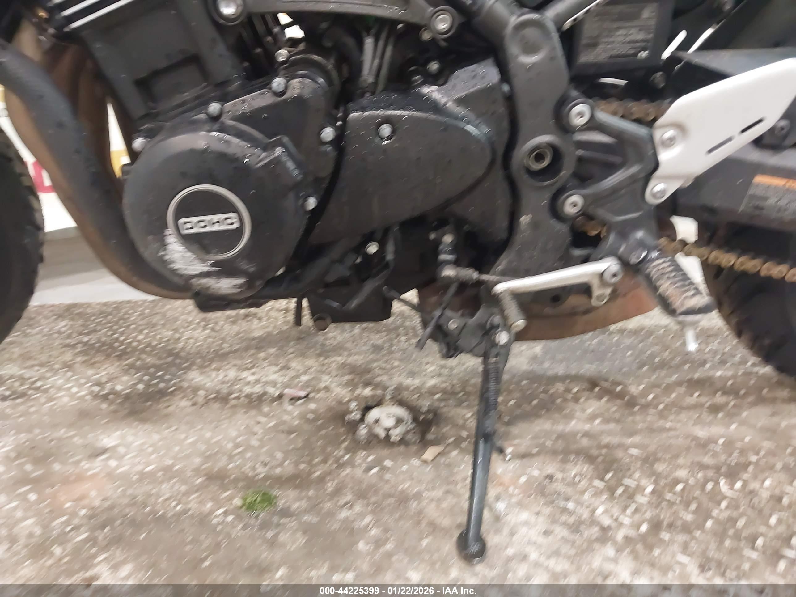 KAWASAKI ZR900 image 9