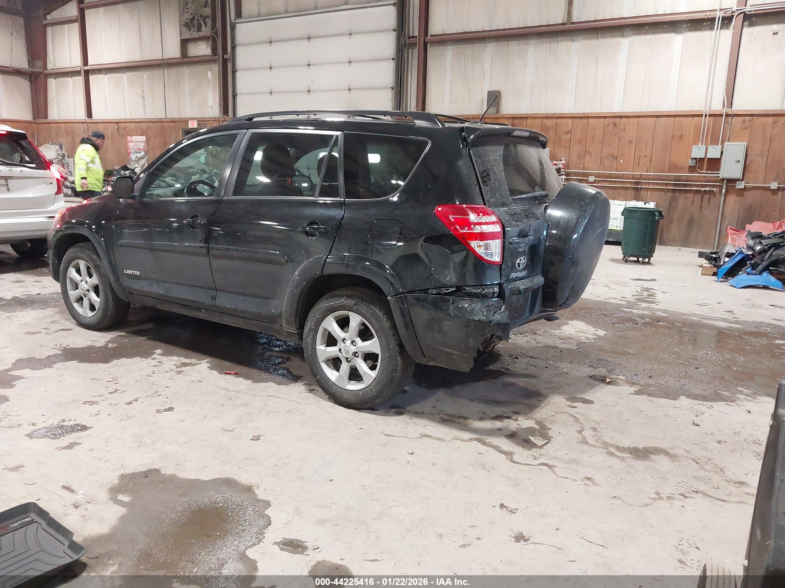 TOYOTA RAV4 image 3