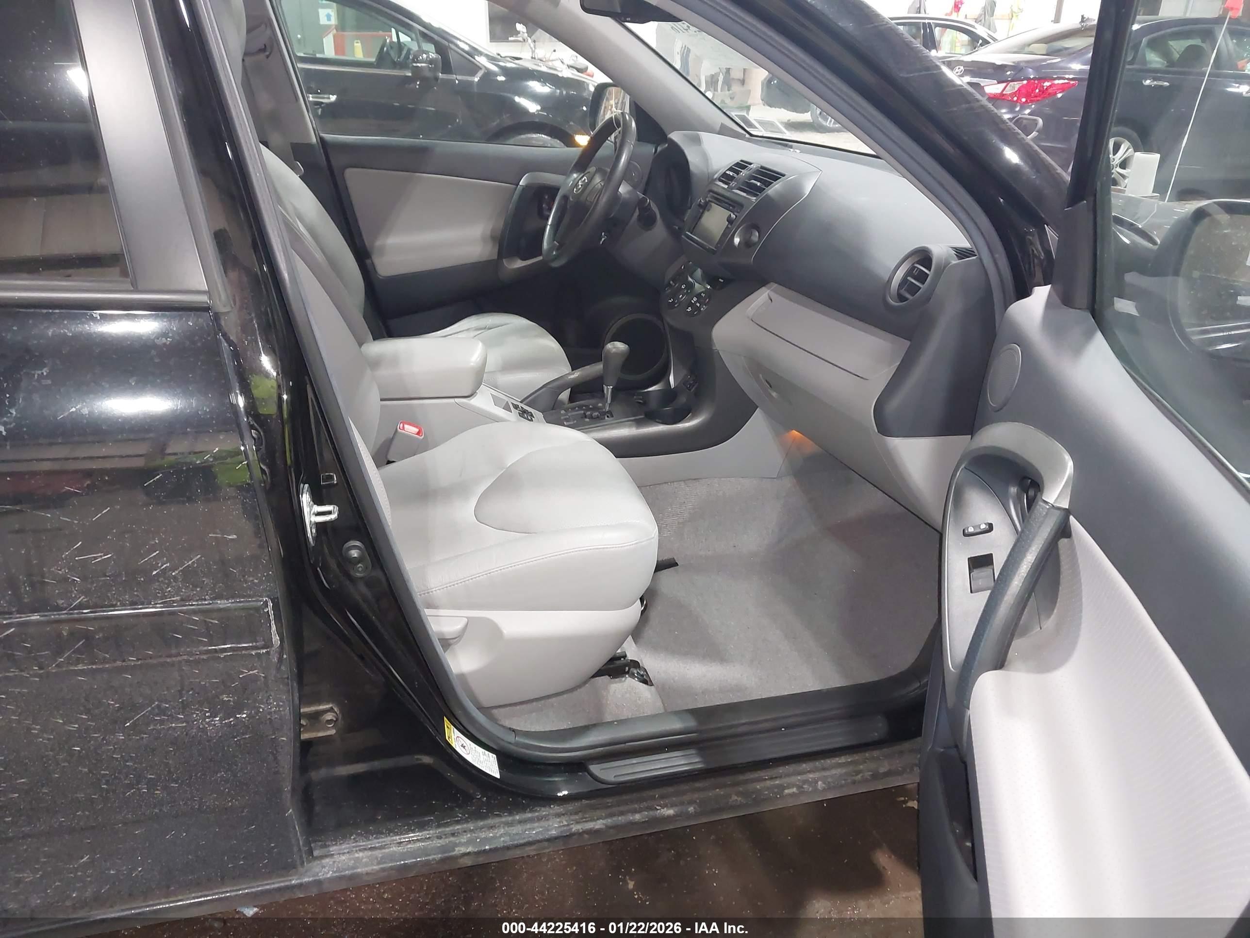 TOYOTA RAV4 image 5