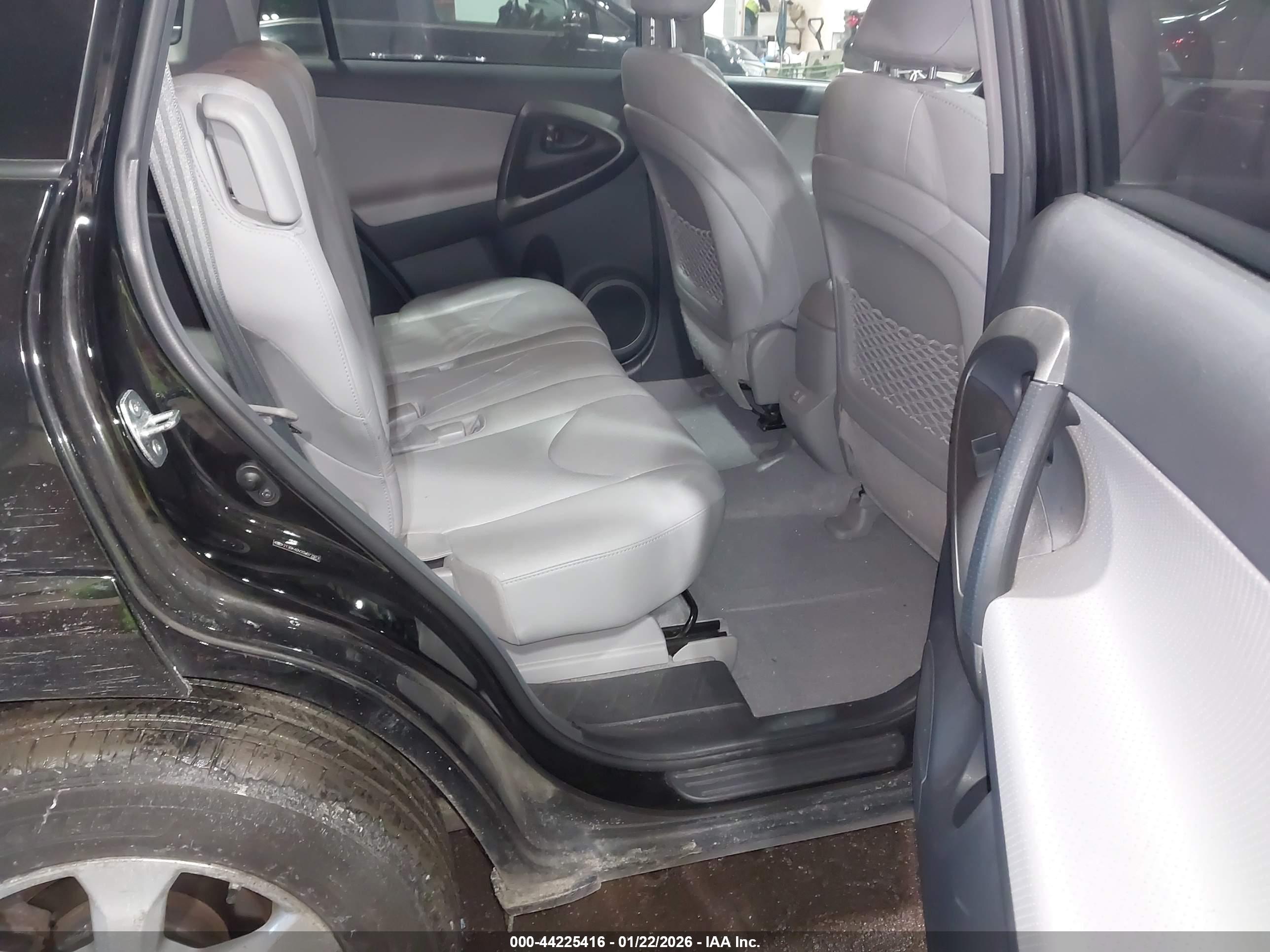 TOYOTA RAV4 image 8
