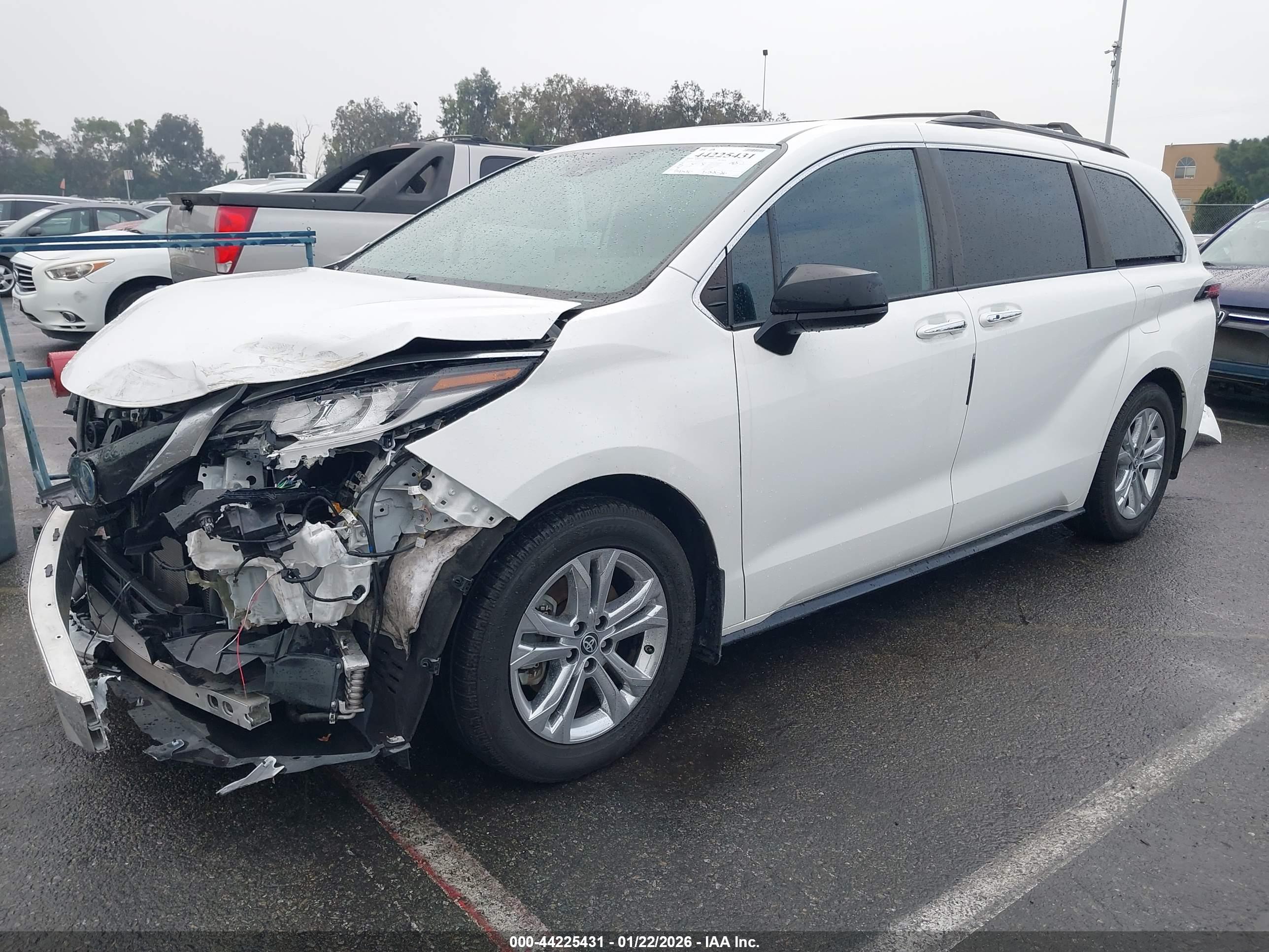 TOYOTA SIENNA image 2