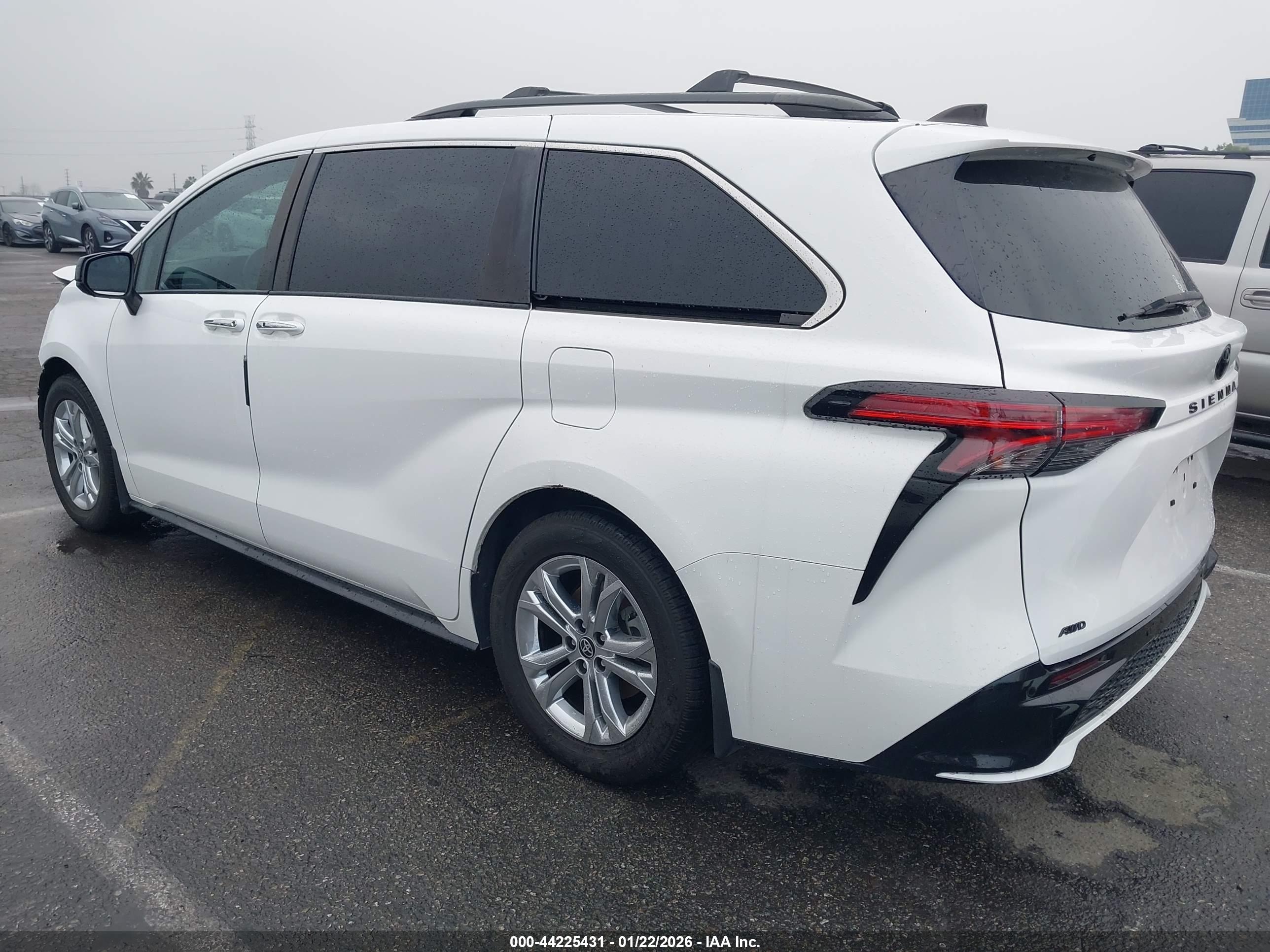 TOYOTA SIENNA image 3