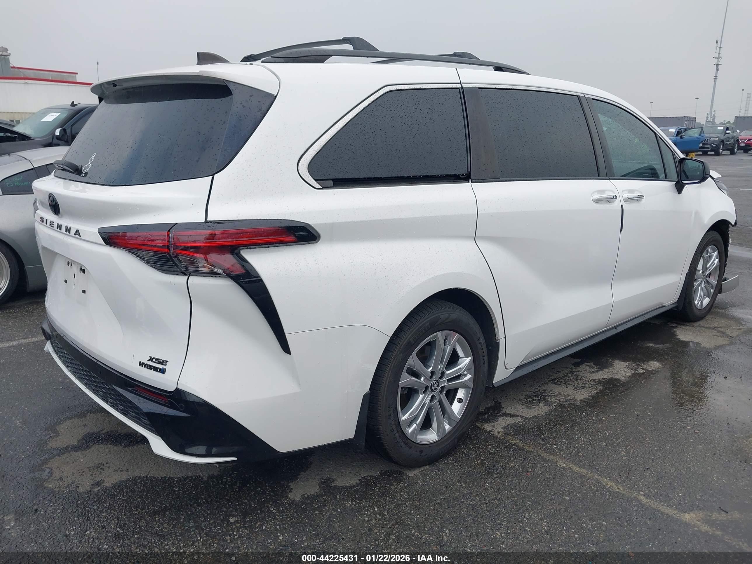 TOYOTA SIENNA image 4