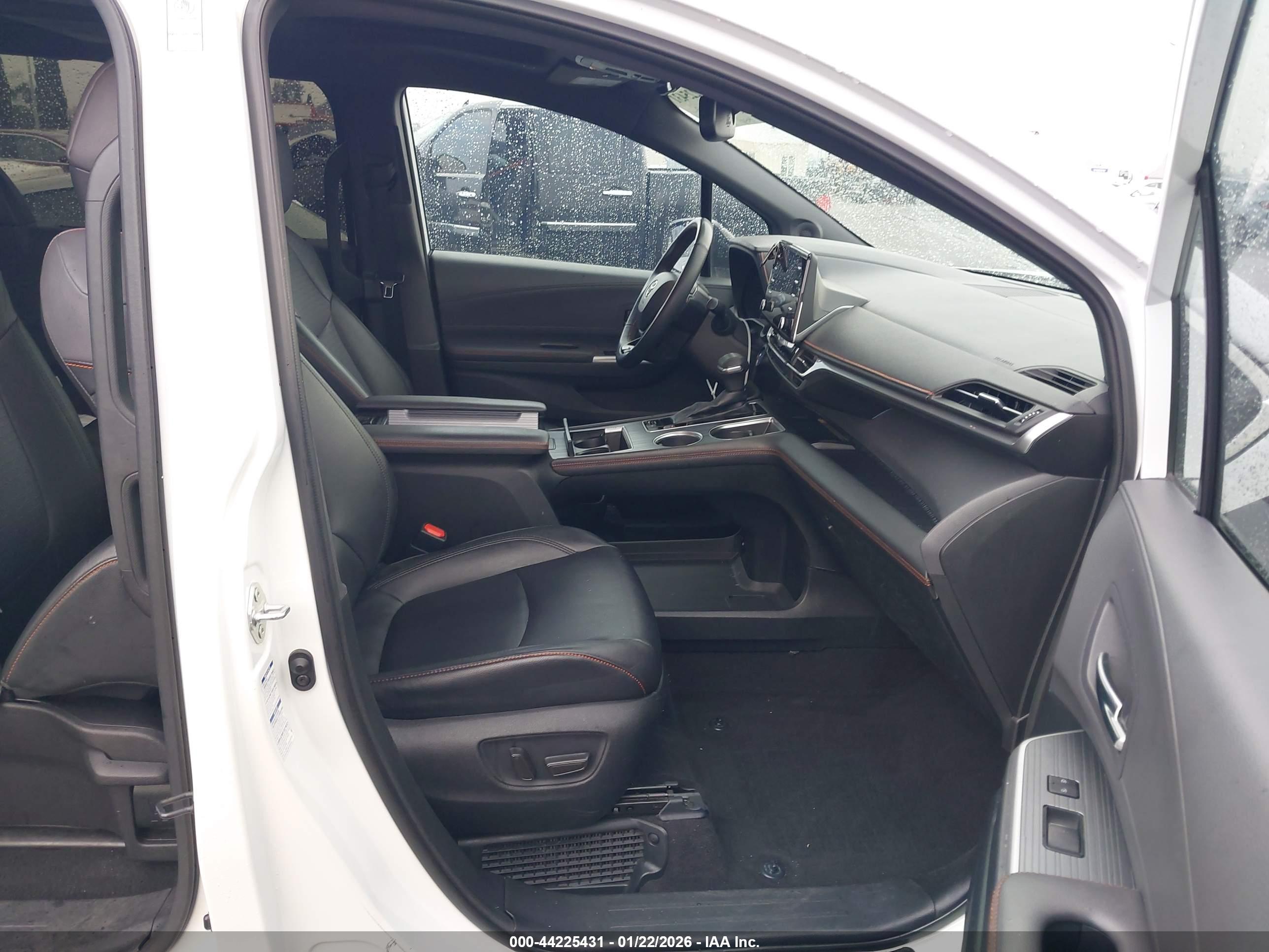 TOYOTA SIENNA image 5
