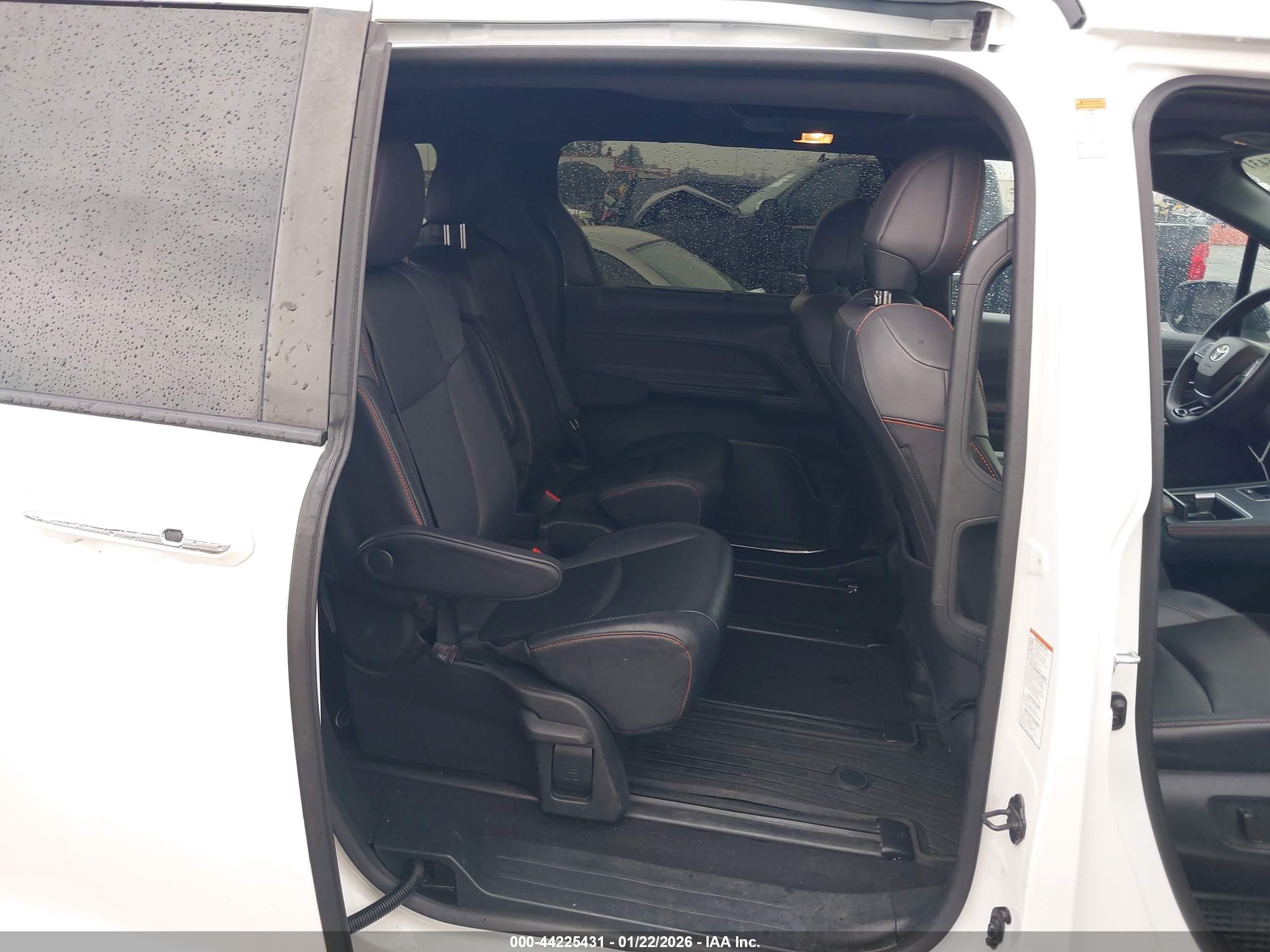 TOYOTA SIENNA image 8