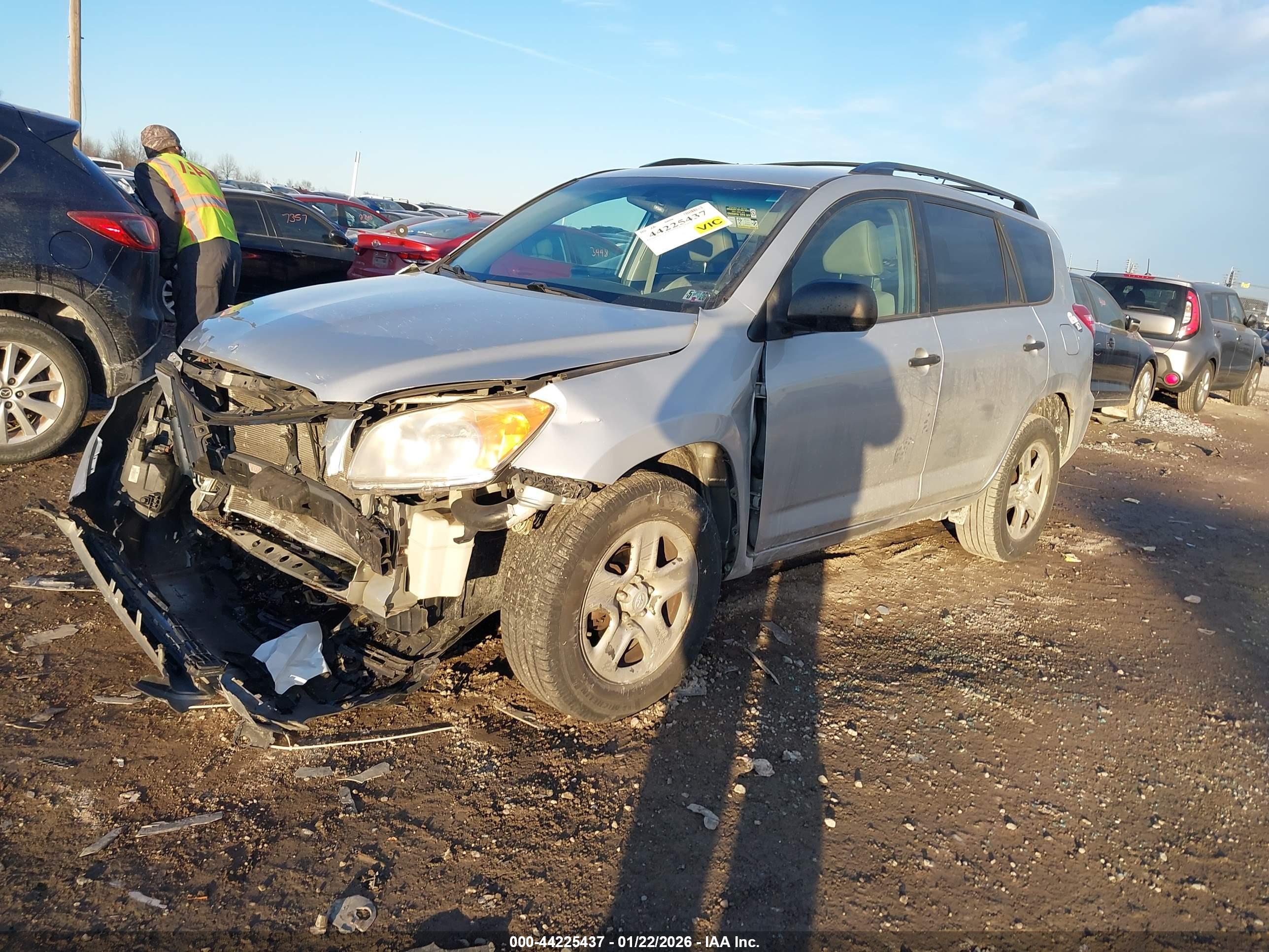 TOYOTA RAV4 image 2