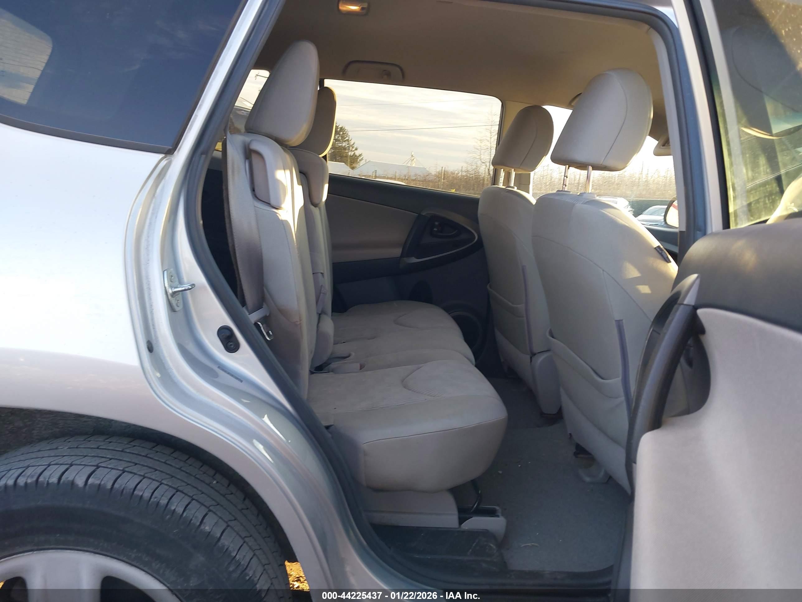 TOYOTA RAV4 image 8