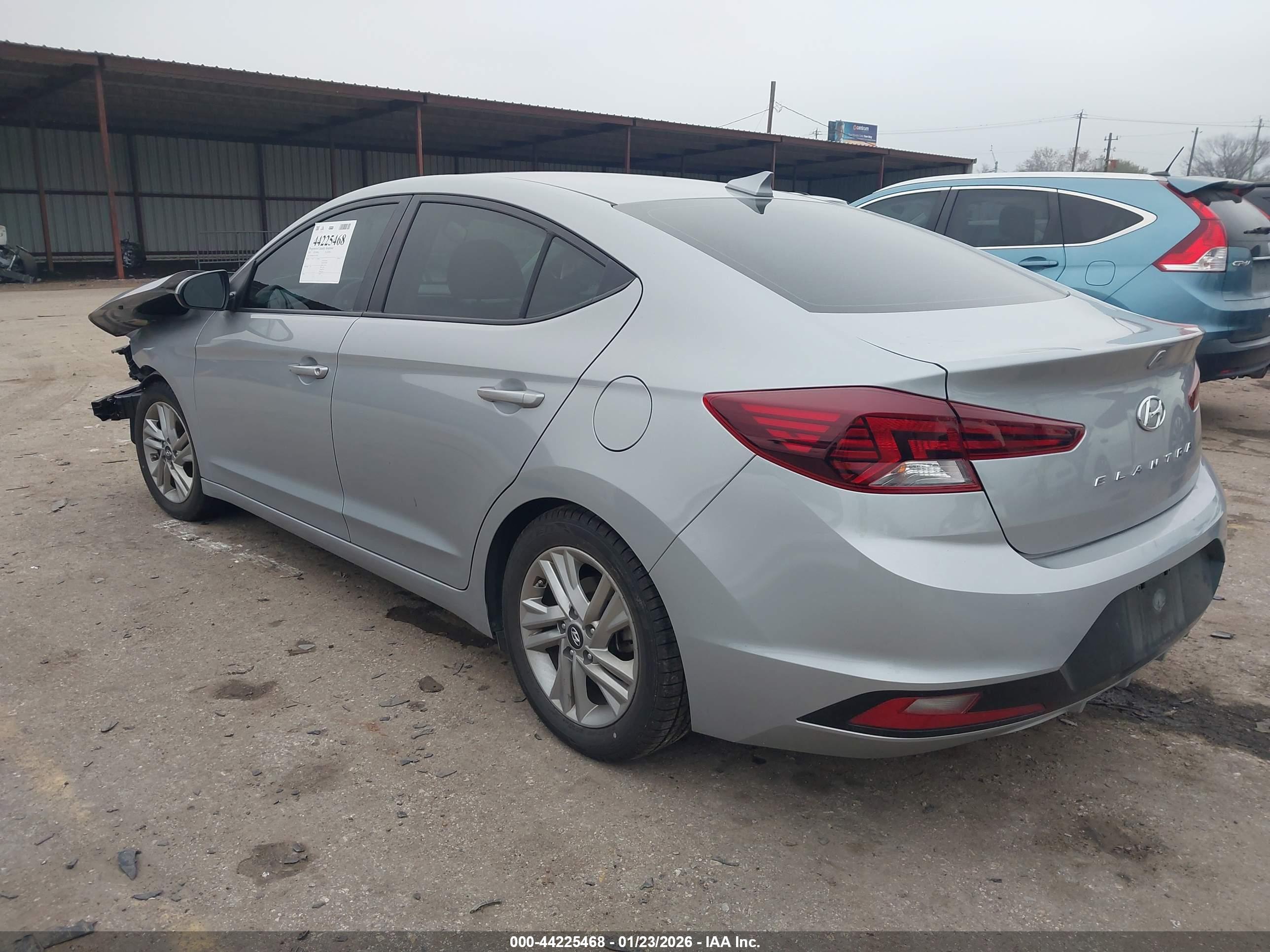 HYUNDAI ELANTRA image 3