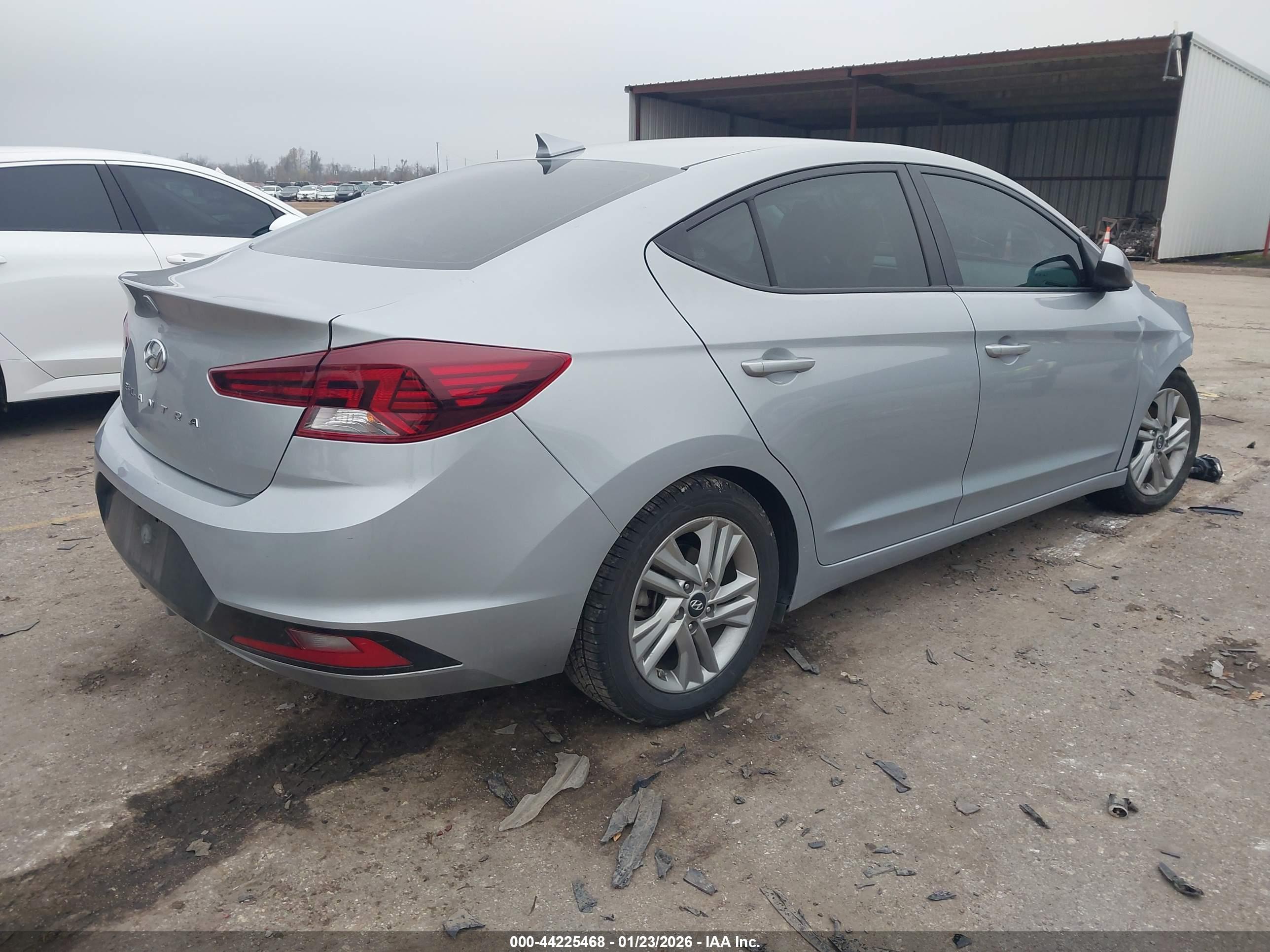 HYUNDAI ELANTRA image 4